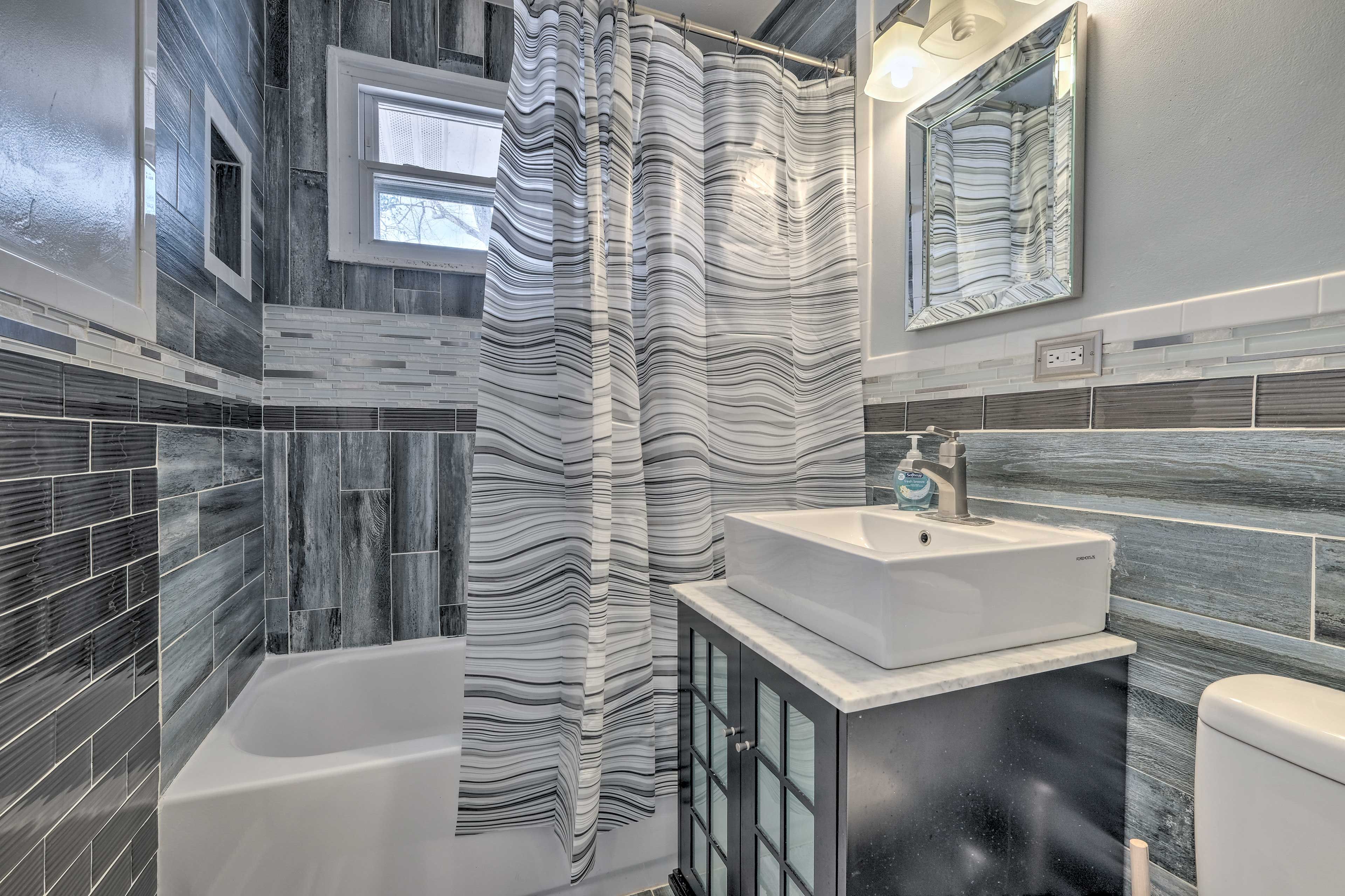 Full Bathroom | Complimentary Toiletries | Towels Provided
