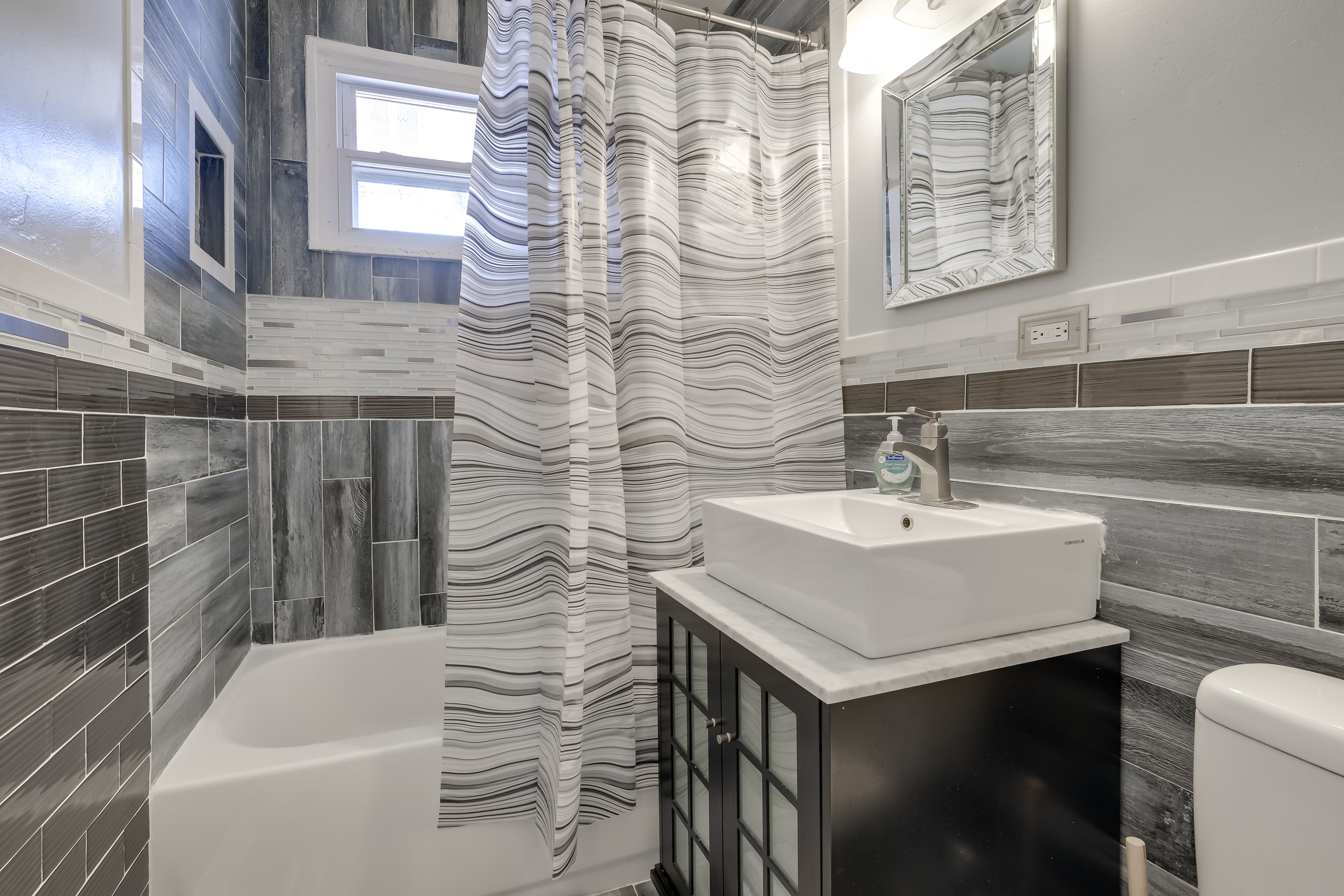 Full Bathroom | Complimentary Toiletries | Towels Provided
