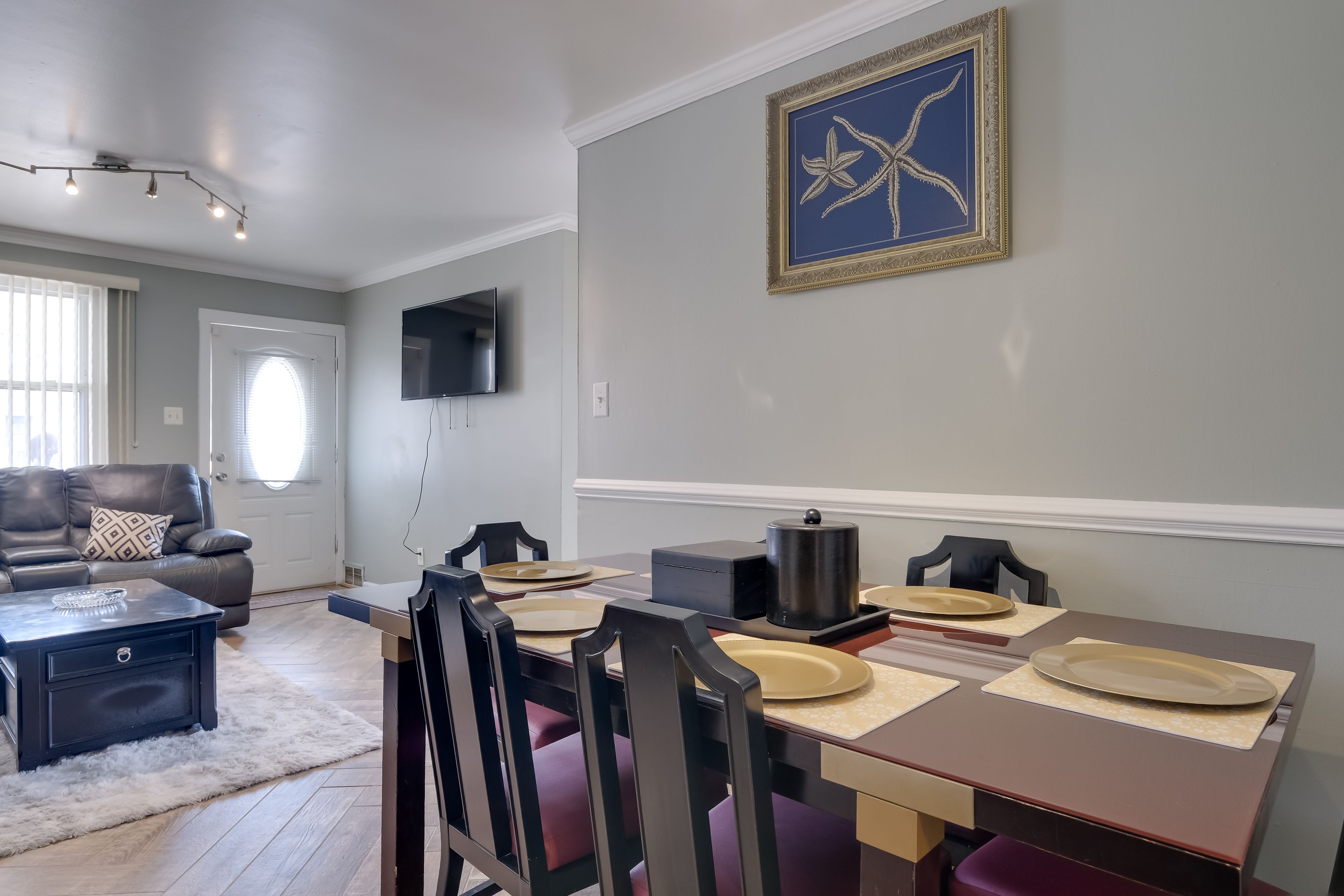 Dining Area | Dishware/Flatware Provided