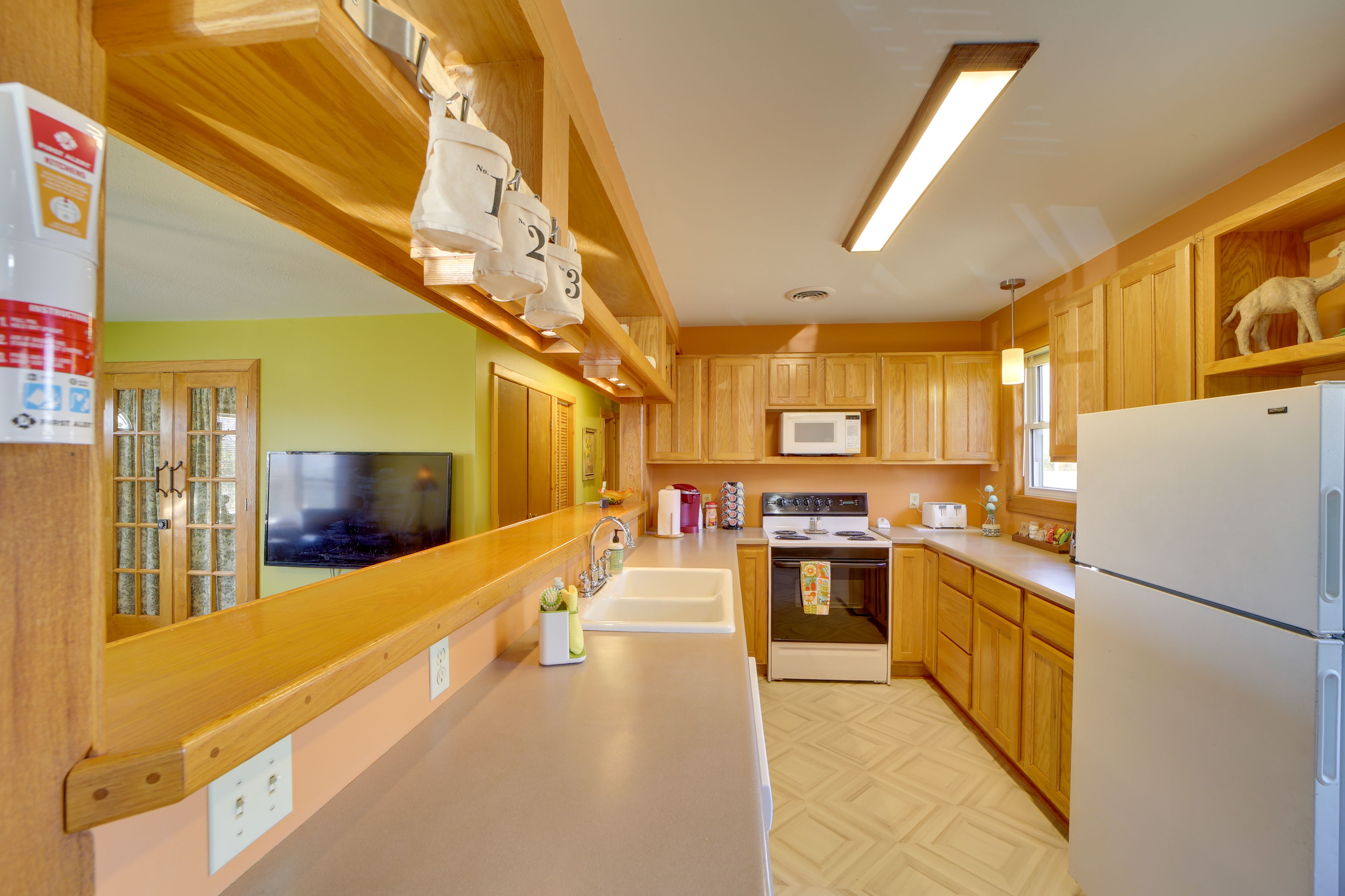 Kitchen | Keurig Coffee Maker (Tea & K-Cups Included)