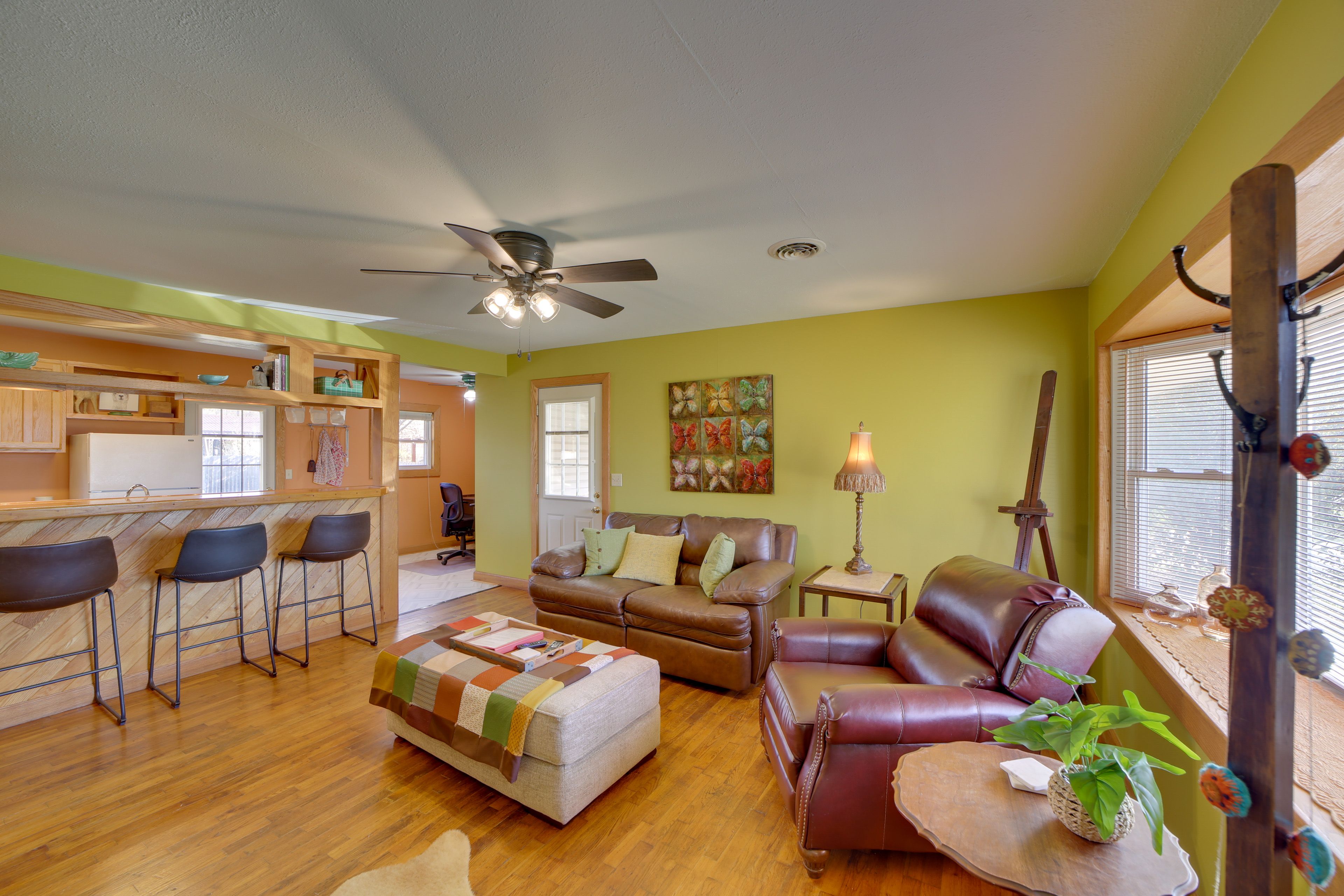 Living Room | Smart TV w/ Roku