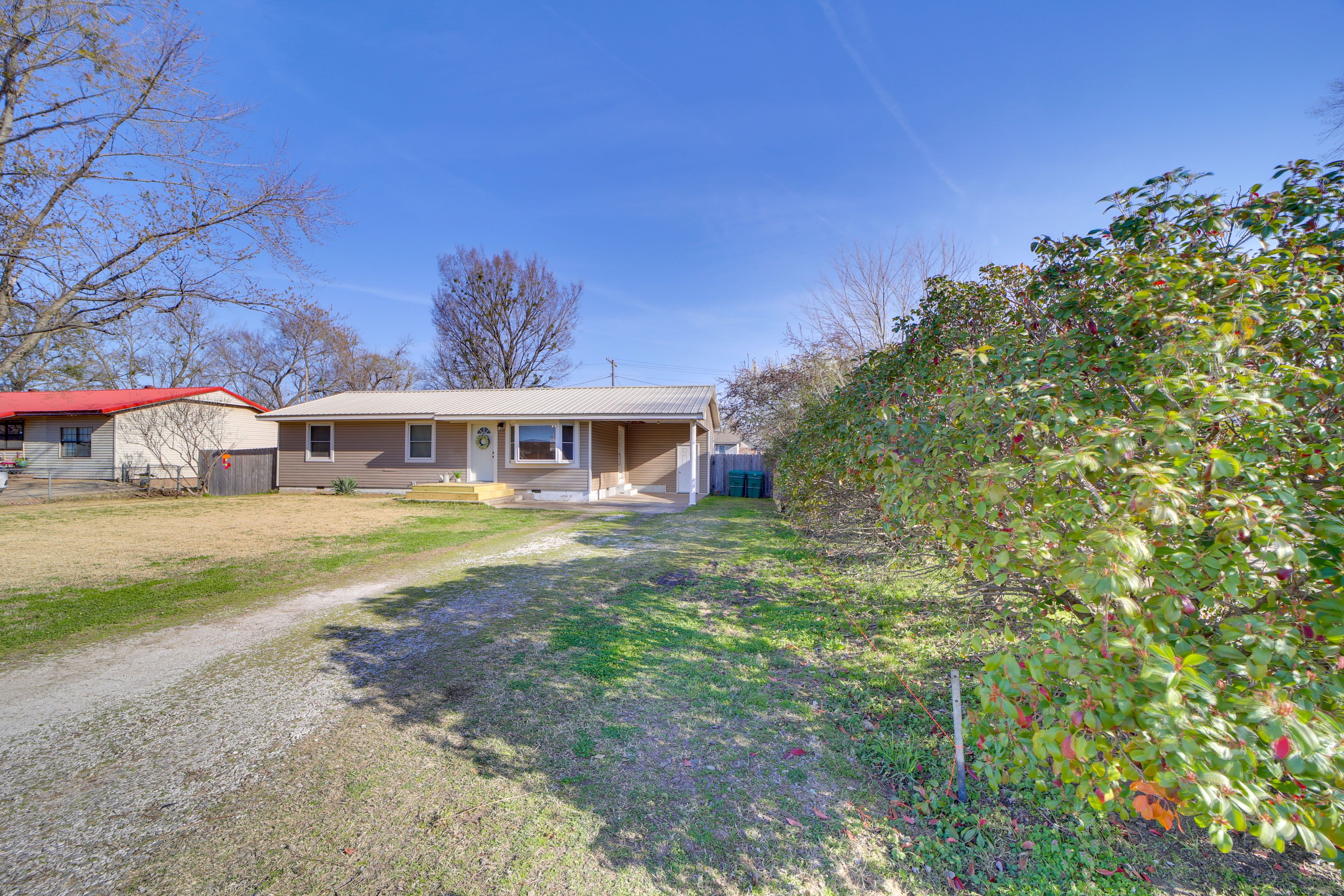 Property Exterior | Driveway (2 Vehicles)