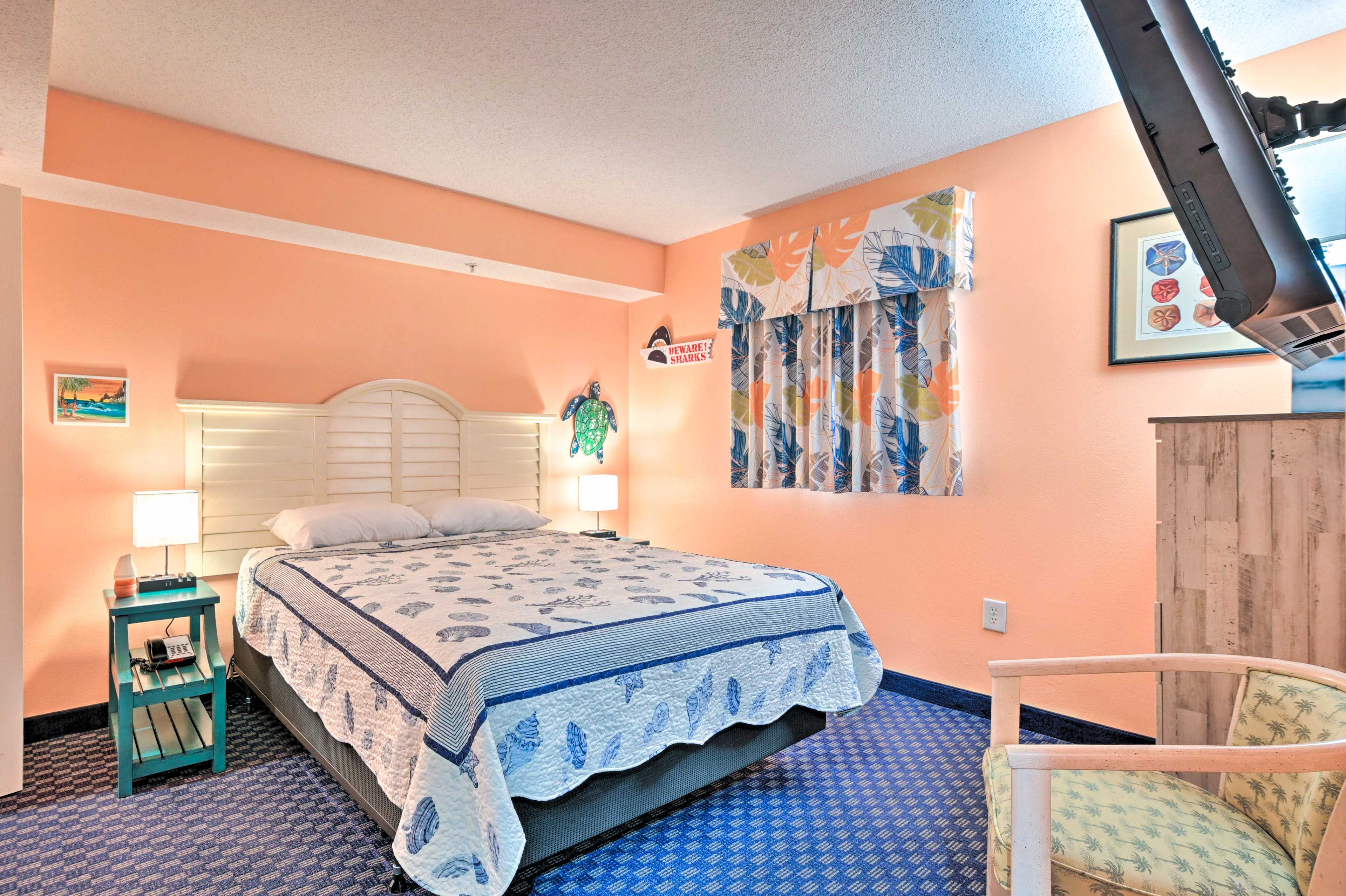 Bedroom | Main Level | Queen Bed