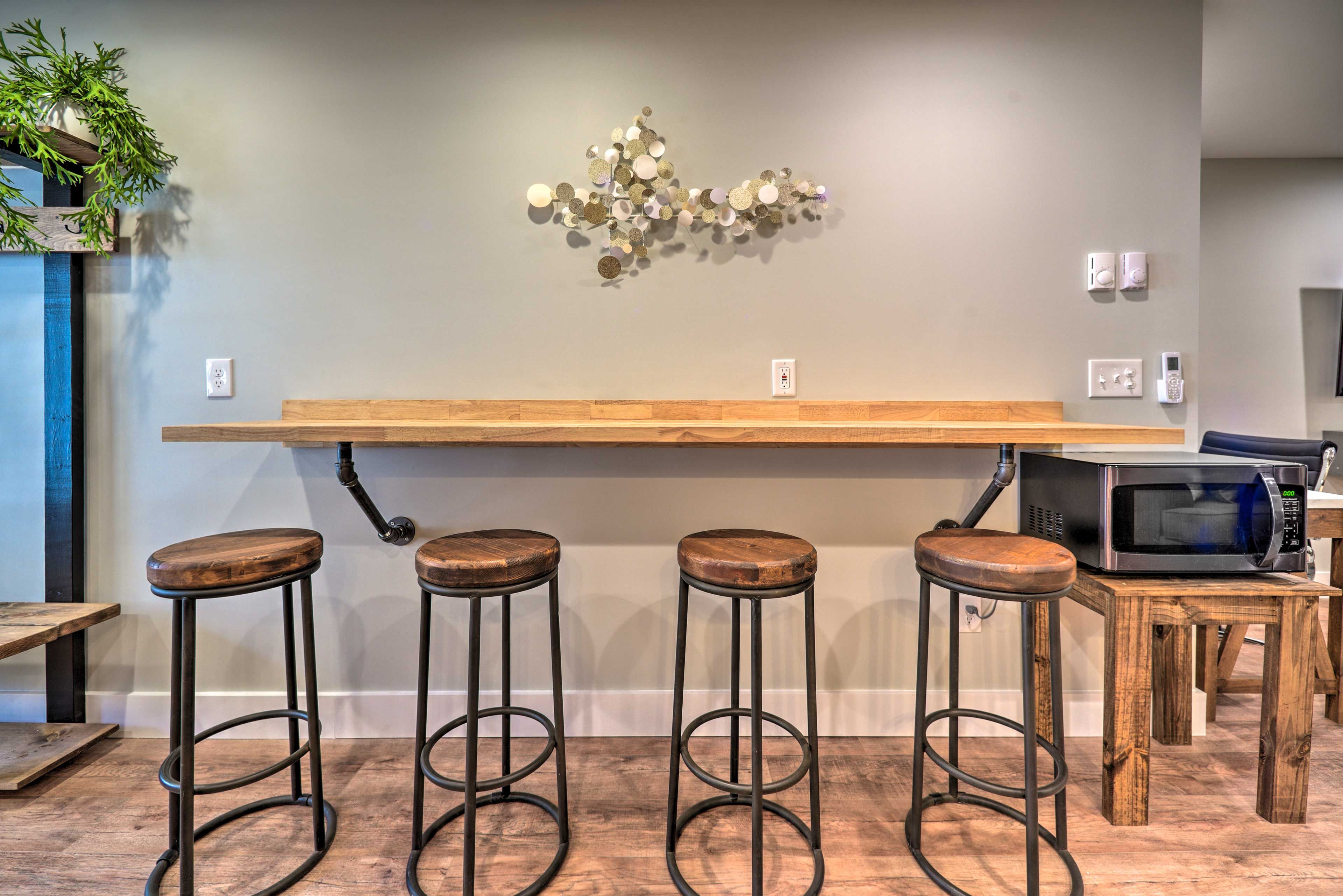 Dining Area | Dishware/Flatware Provided