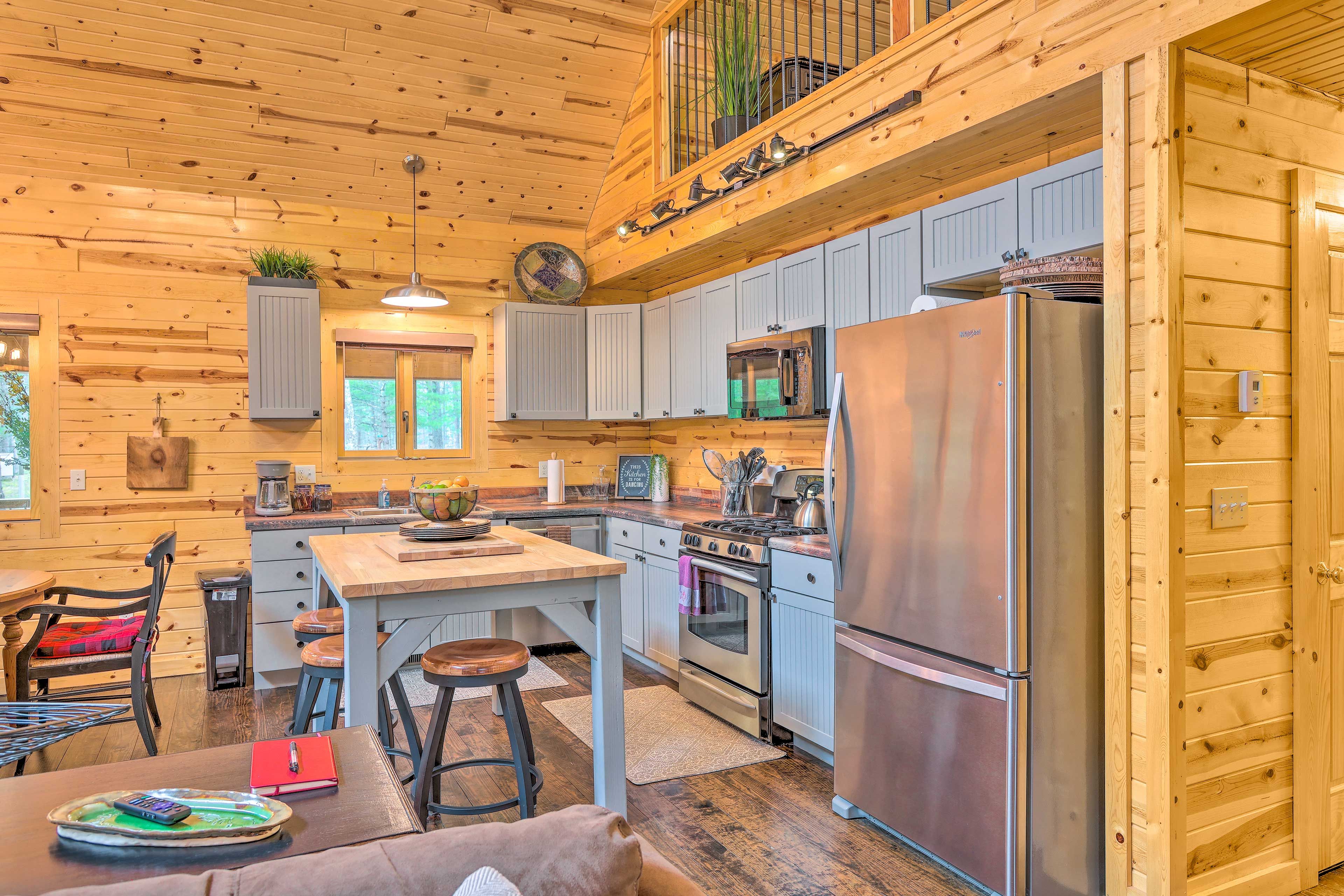Kitchen | Fully Equipped | Main Level | Cooking Basics | Ice Maker