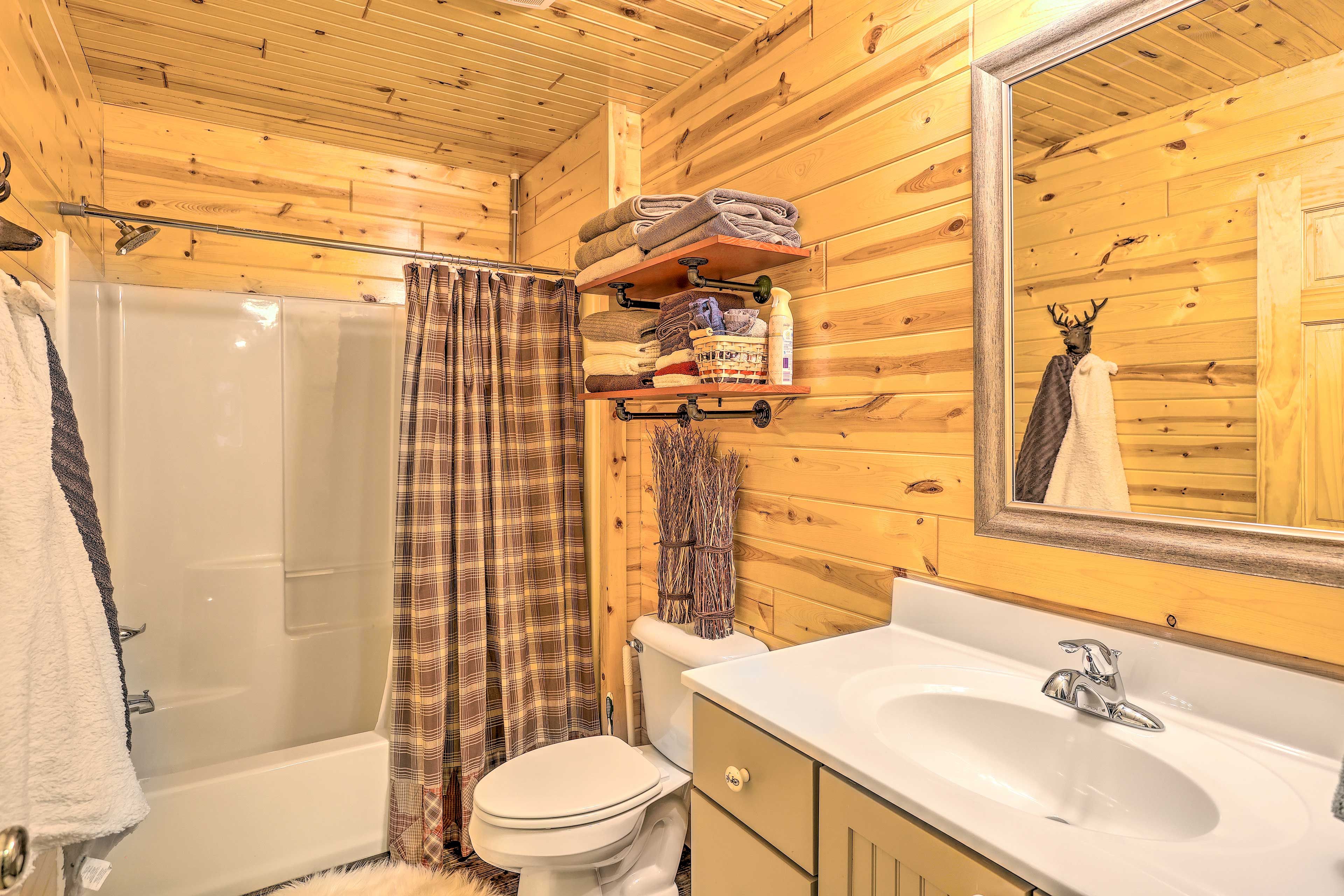 Full Bathroom | Complimentary Toiletries | Hair Dryer