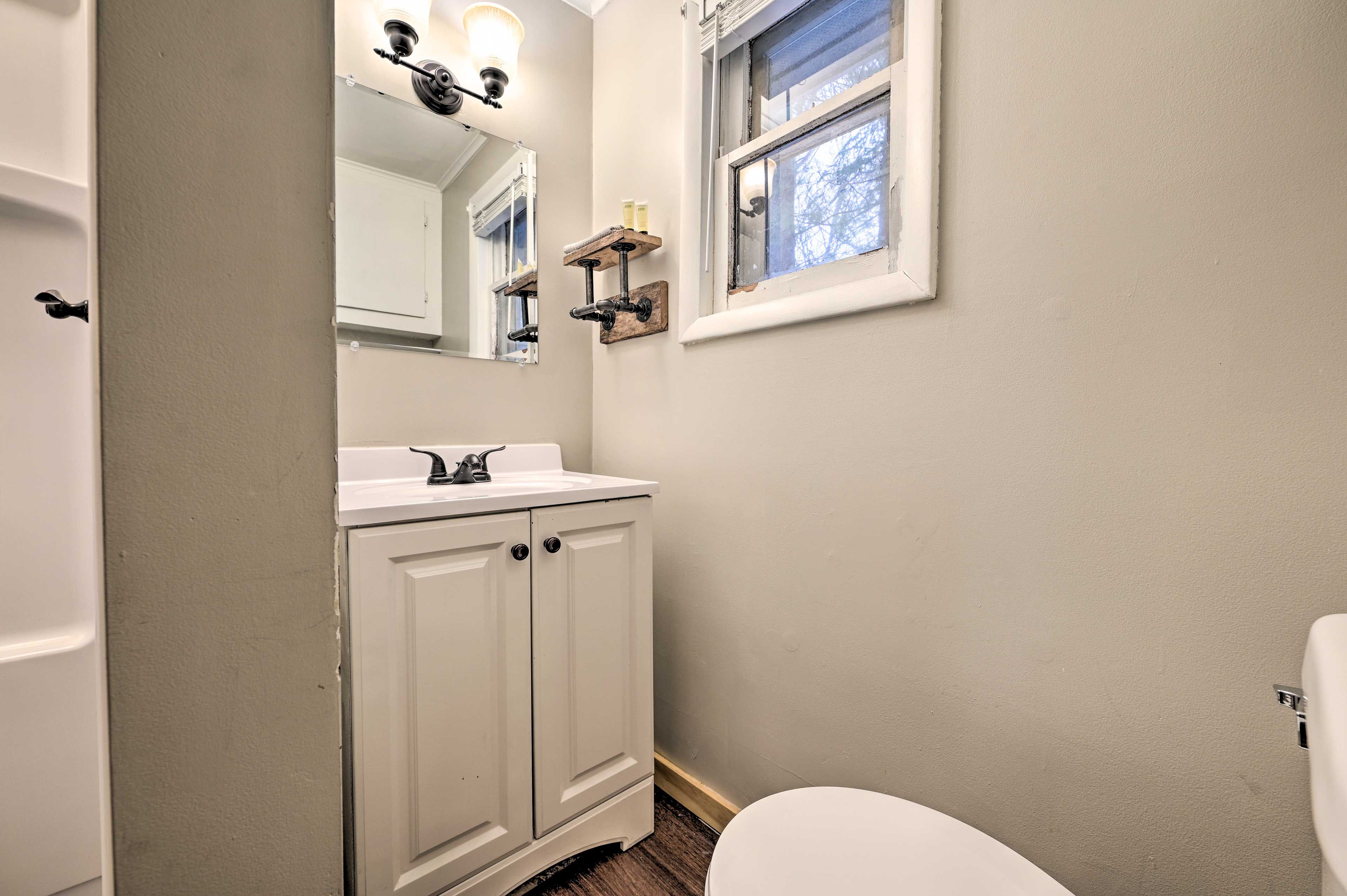 Full Bathroom | Complimentary Toiletries