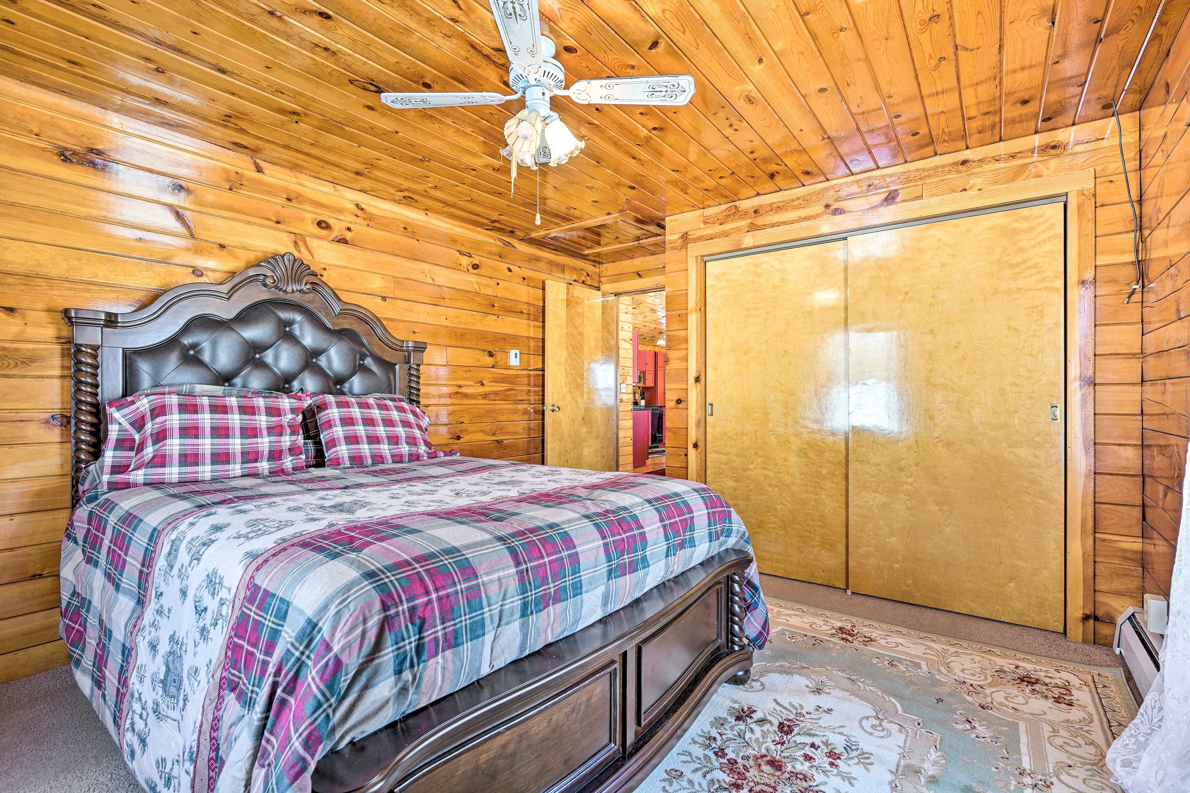Bedroom 1 | Queen Bed