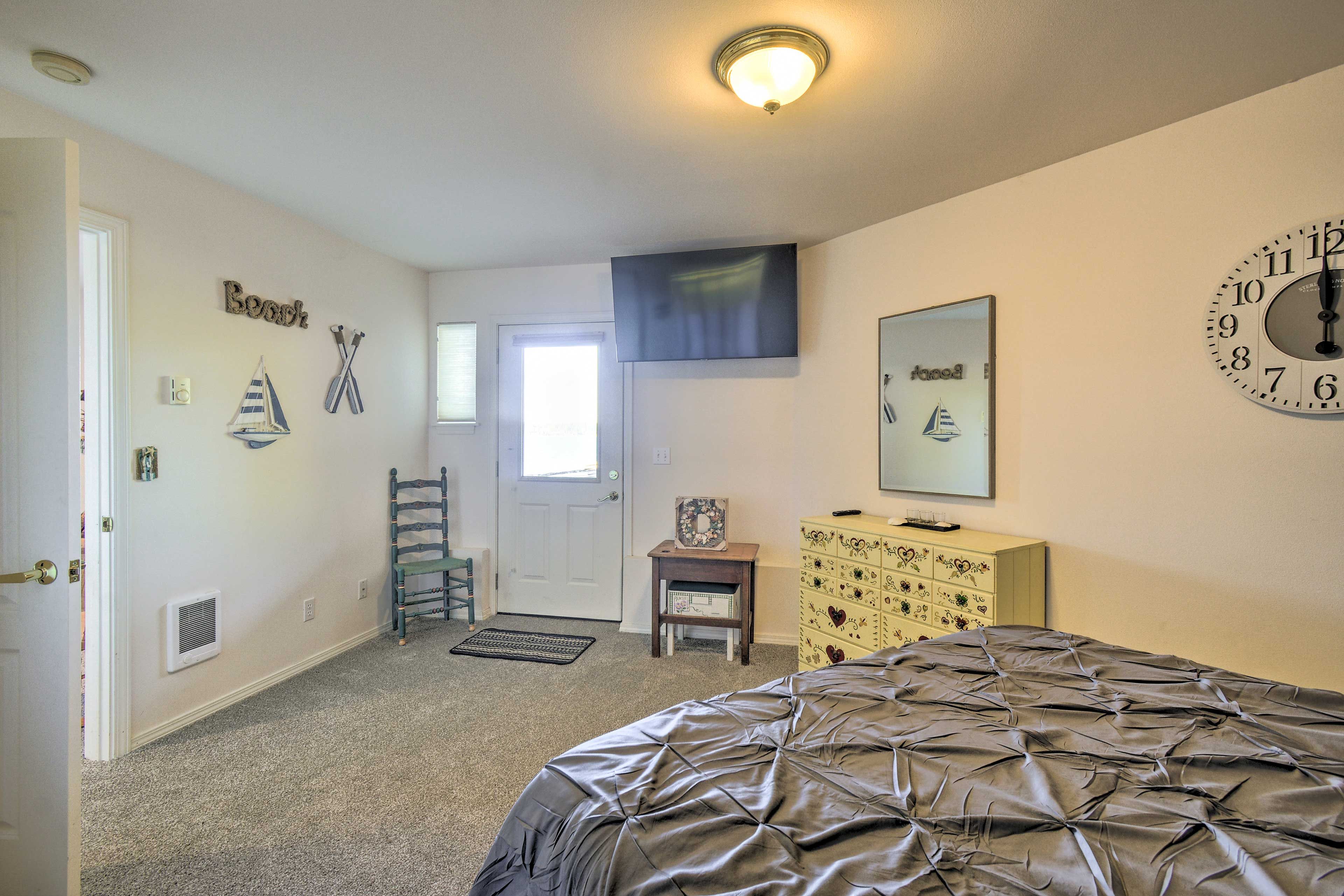 Bedroom 2 | Smart TV | Deck Access