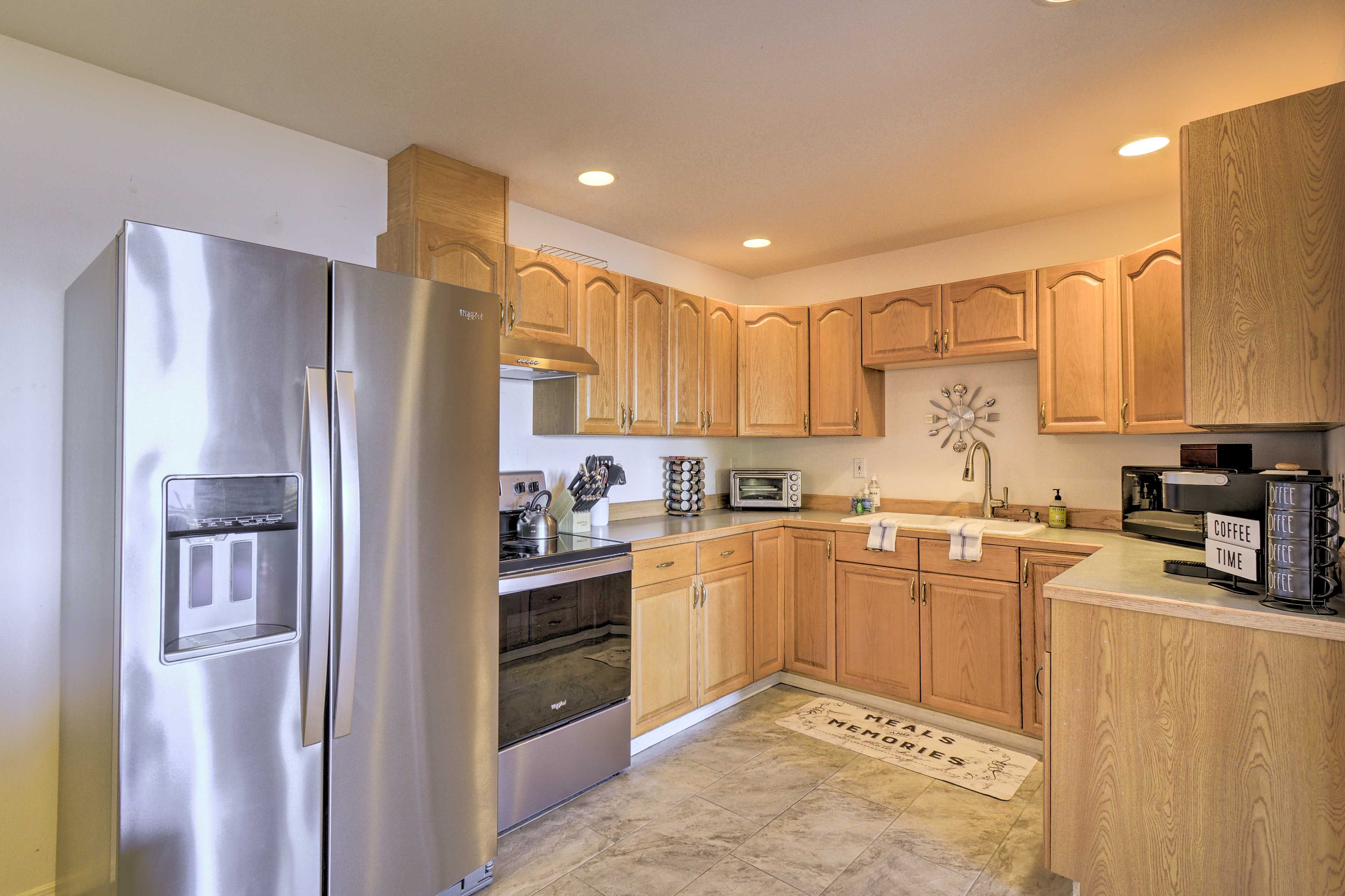 Kitchen | Paper Towels/Trash Bags Provided