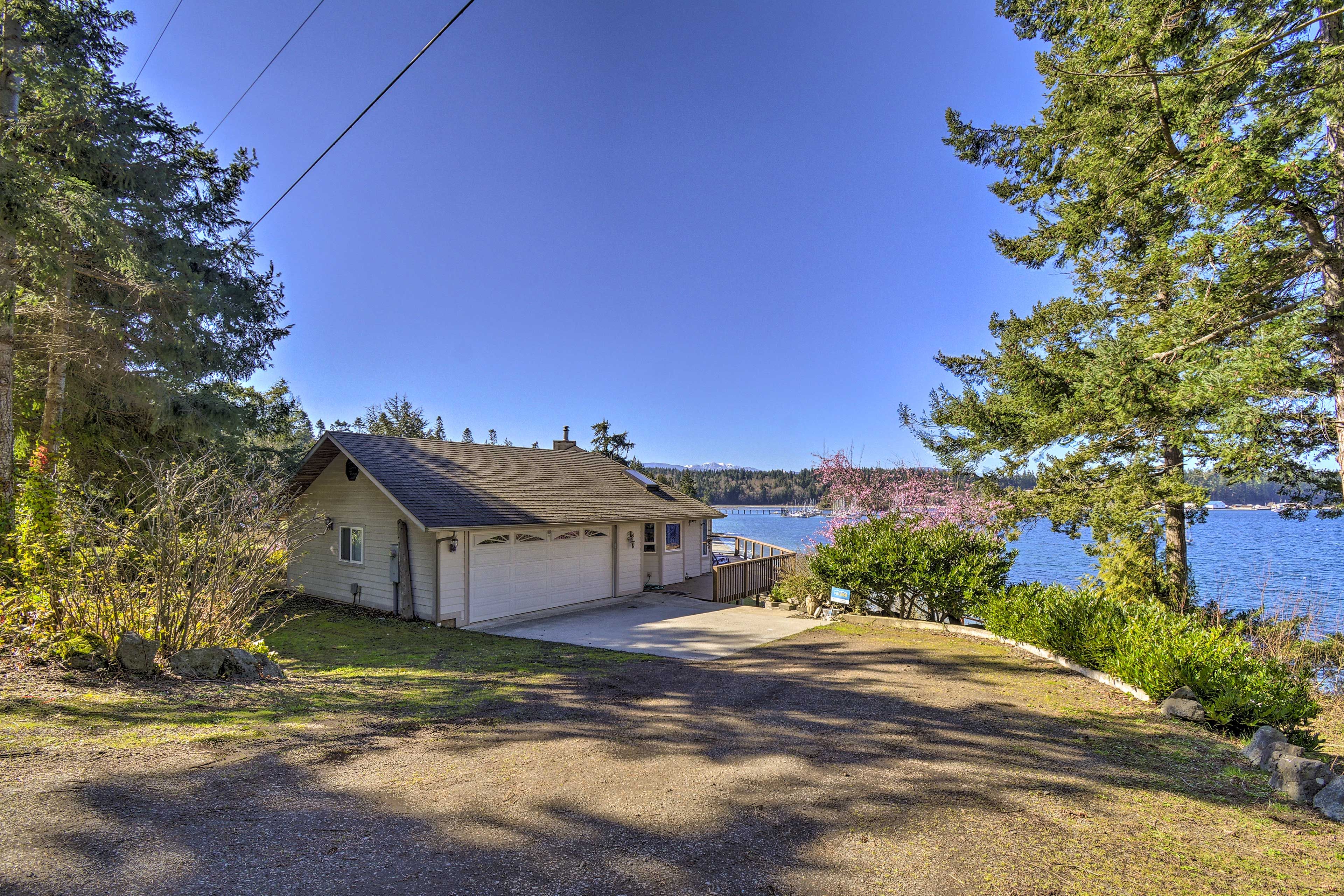 Exterior | Parking | Driveway (5 Vehicles)