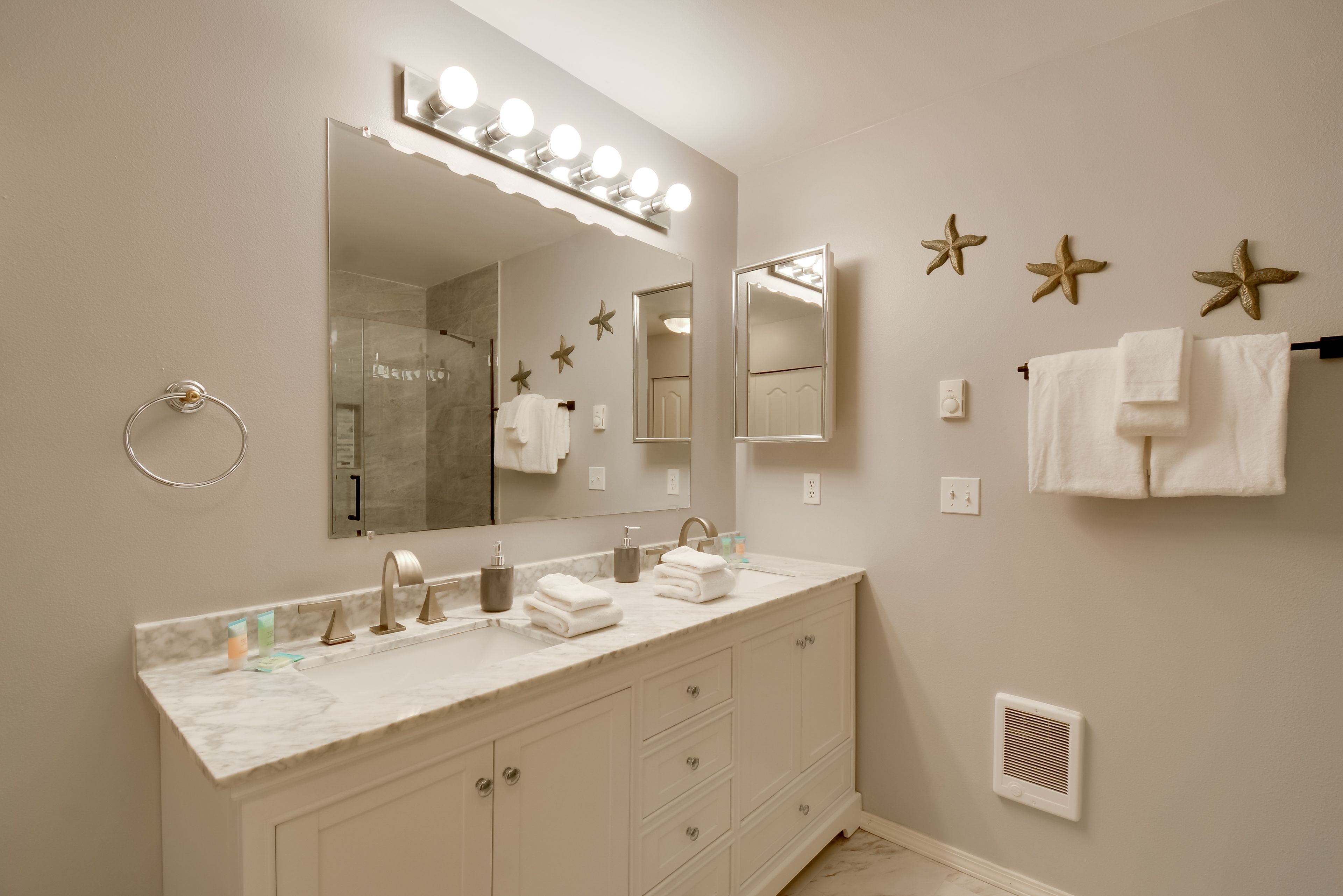 Full Bathroom | Towels Provided | Complimentary Toiletries | Hair Dryer