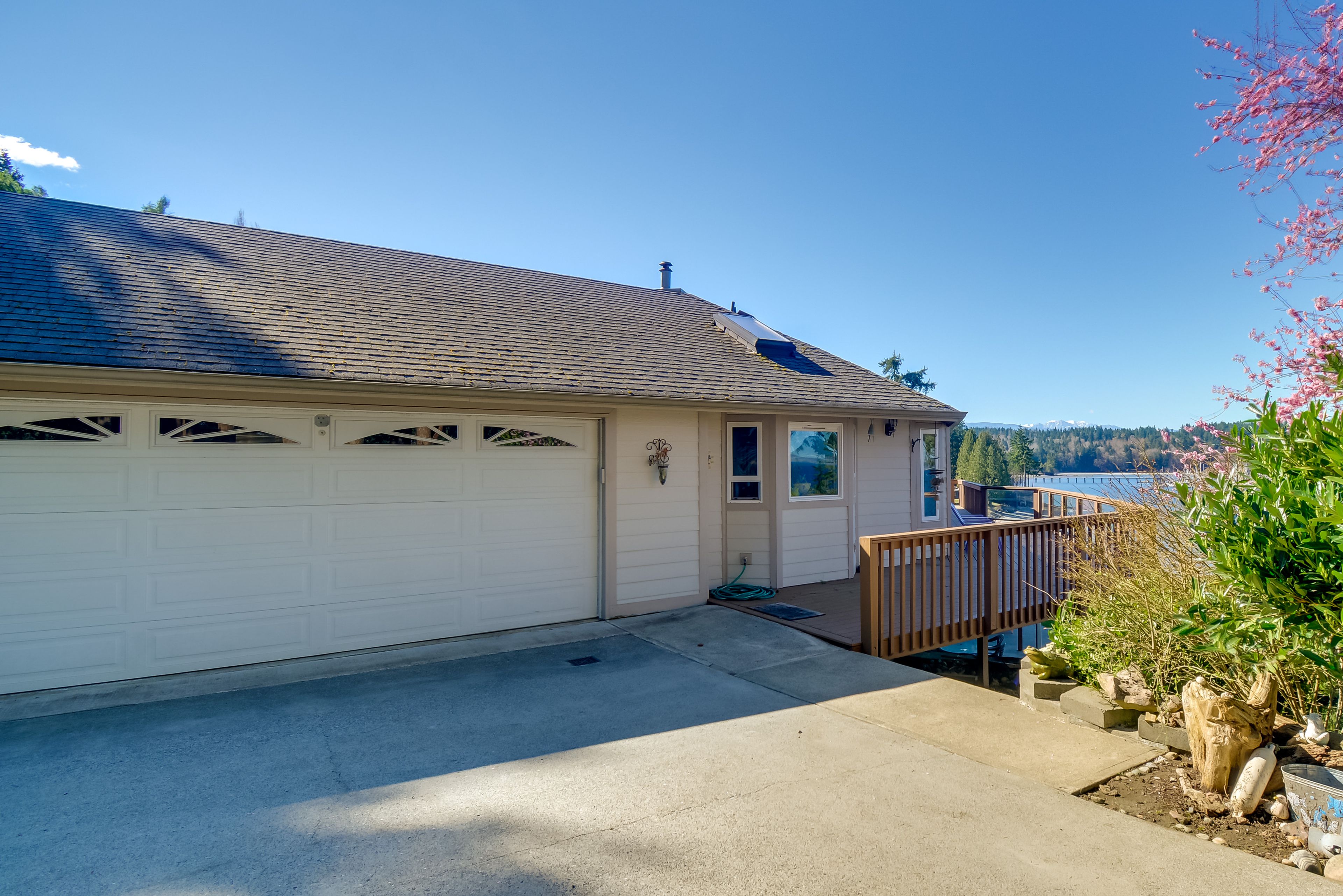 Exterior | Parking | Driveway (5 Vehicles)