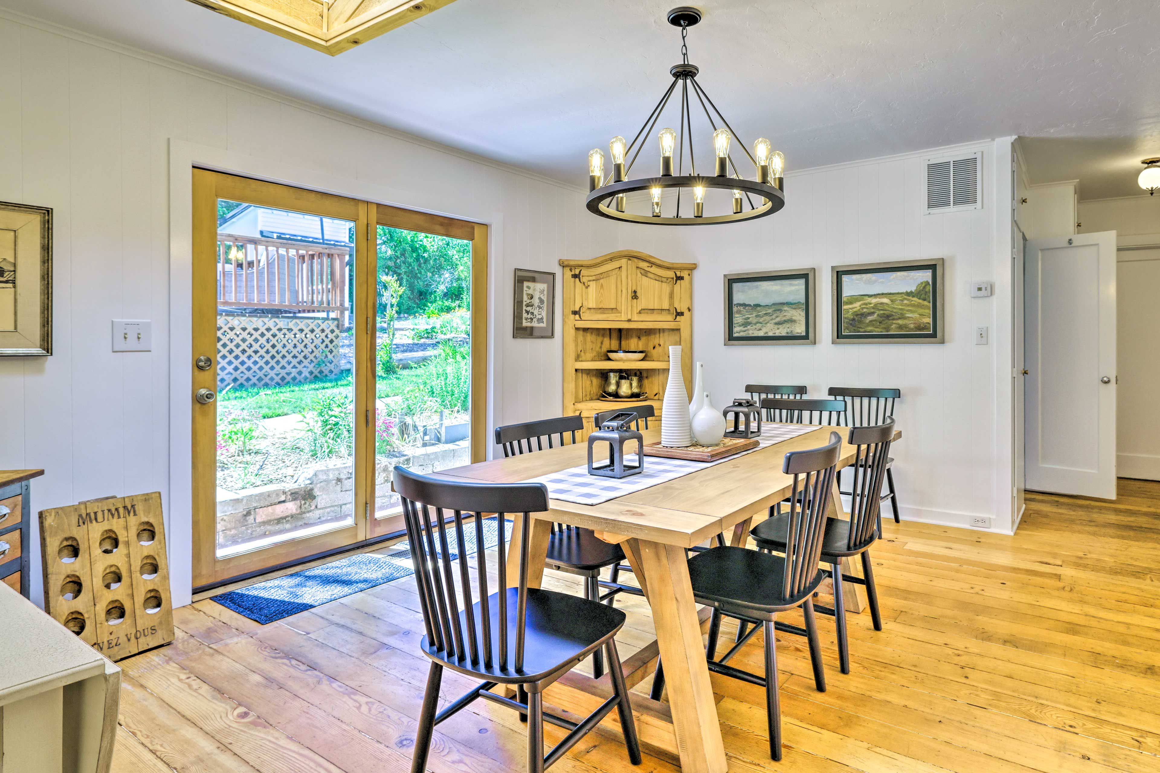 Dining Area | Dishware & Flatware Provided