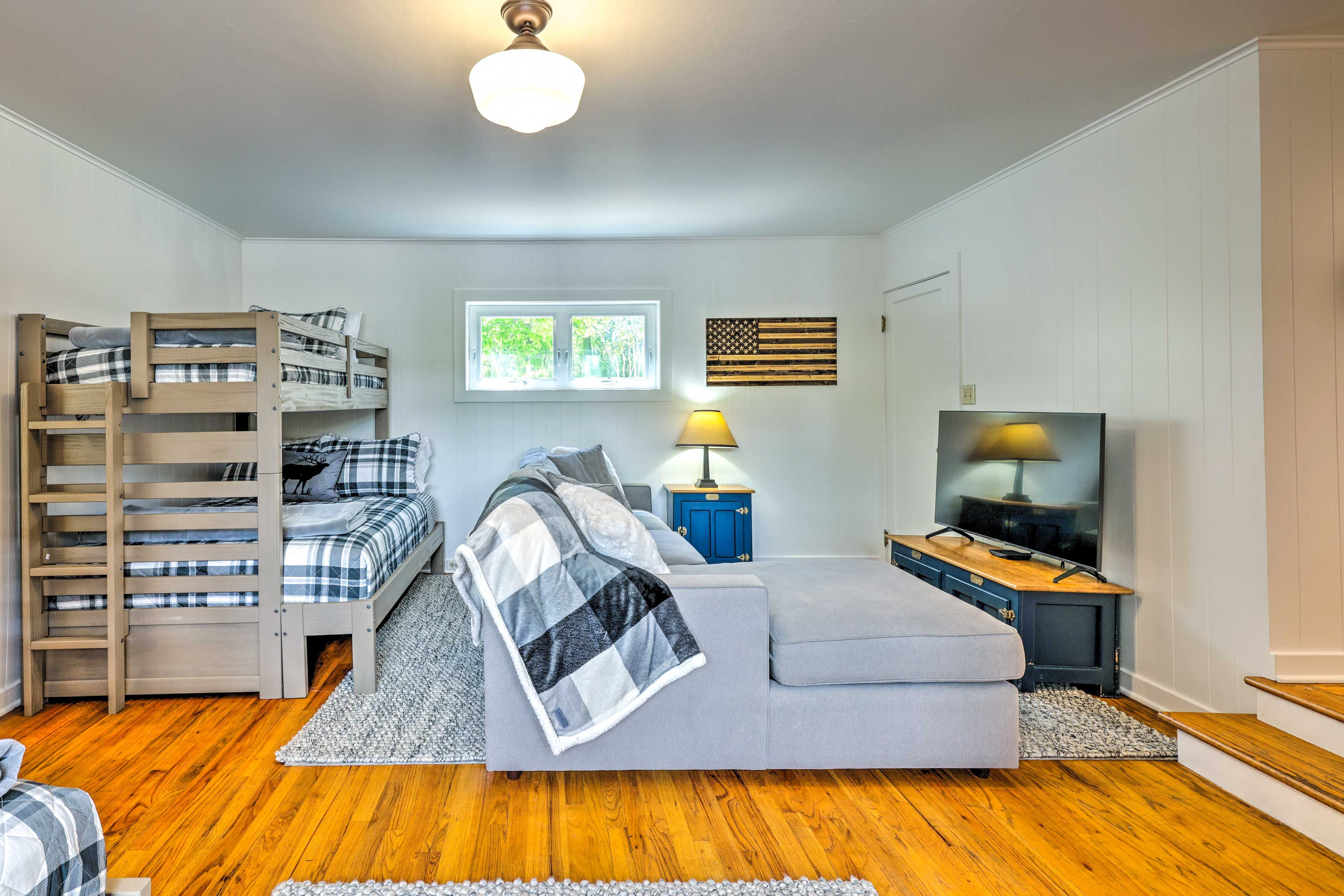 Bedroom 4 | 2 Twin/Full Bunk Beds | Smart TV