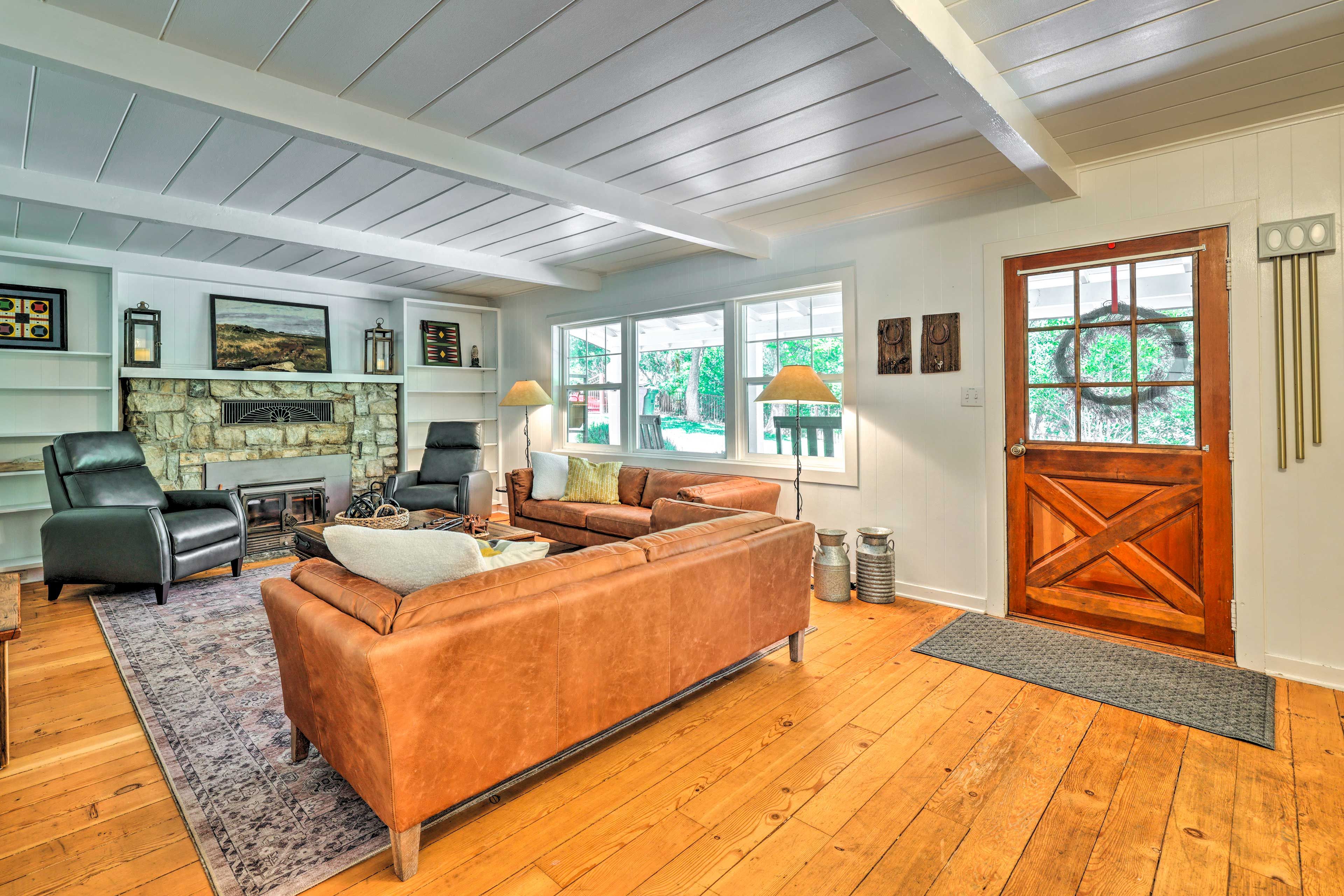 Living Room | Free WiFi | Smart TV