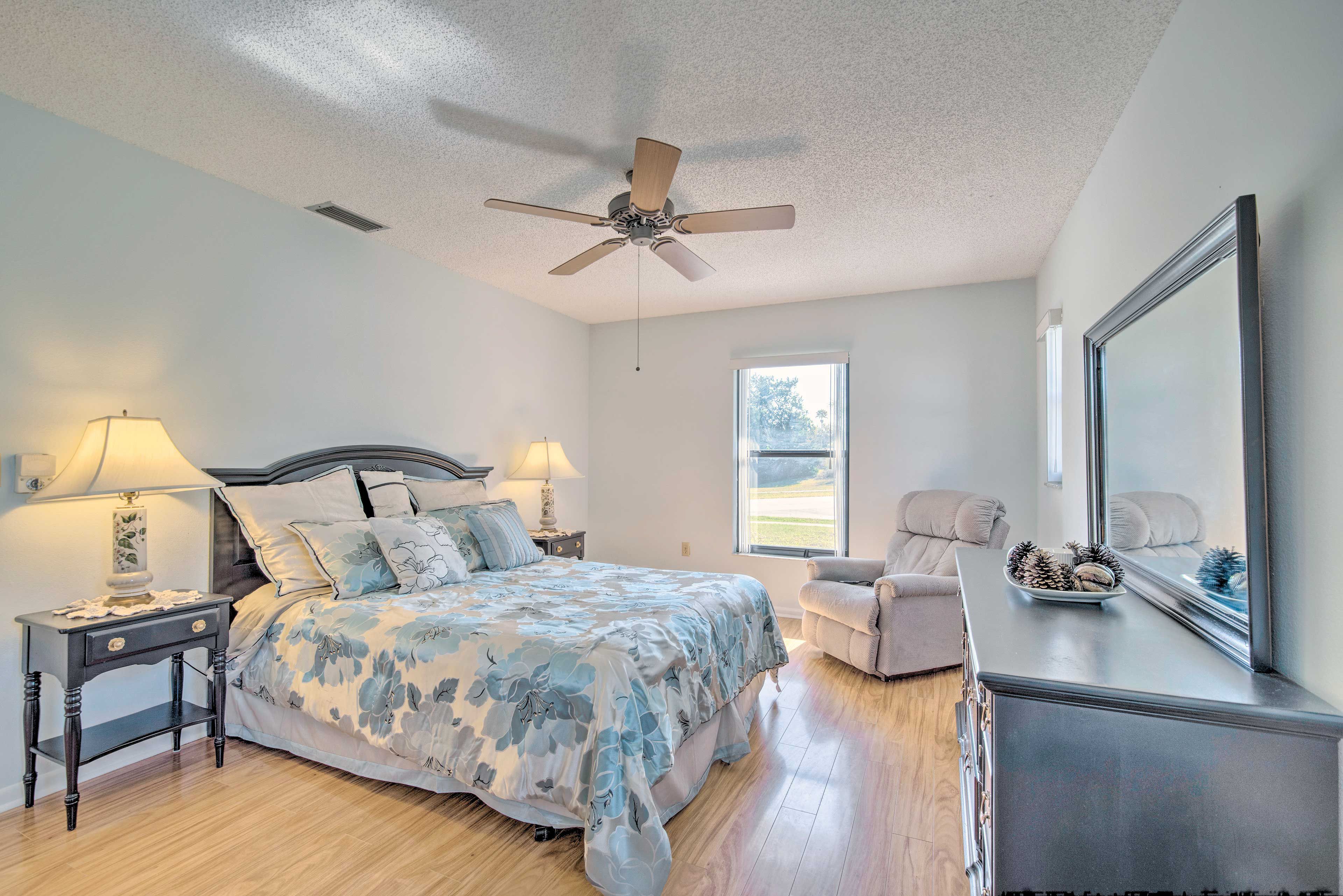 Bedroom 1 | Queen Bed