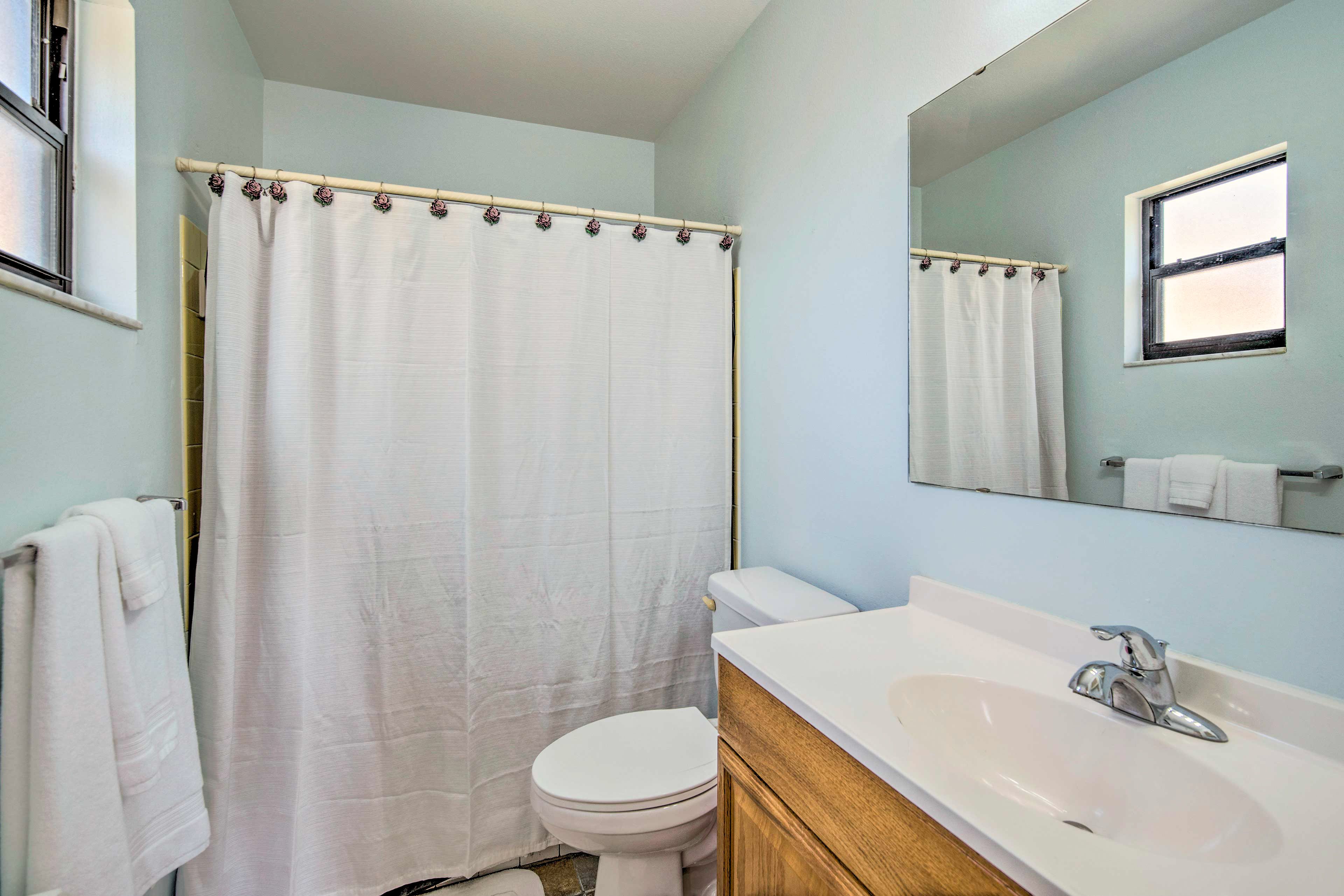 Full Bathroom | Complimentary Toiletries
