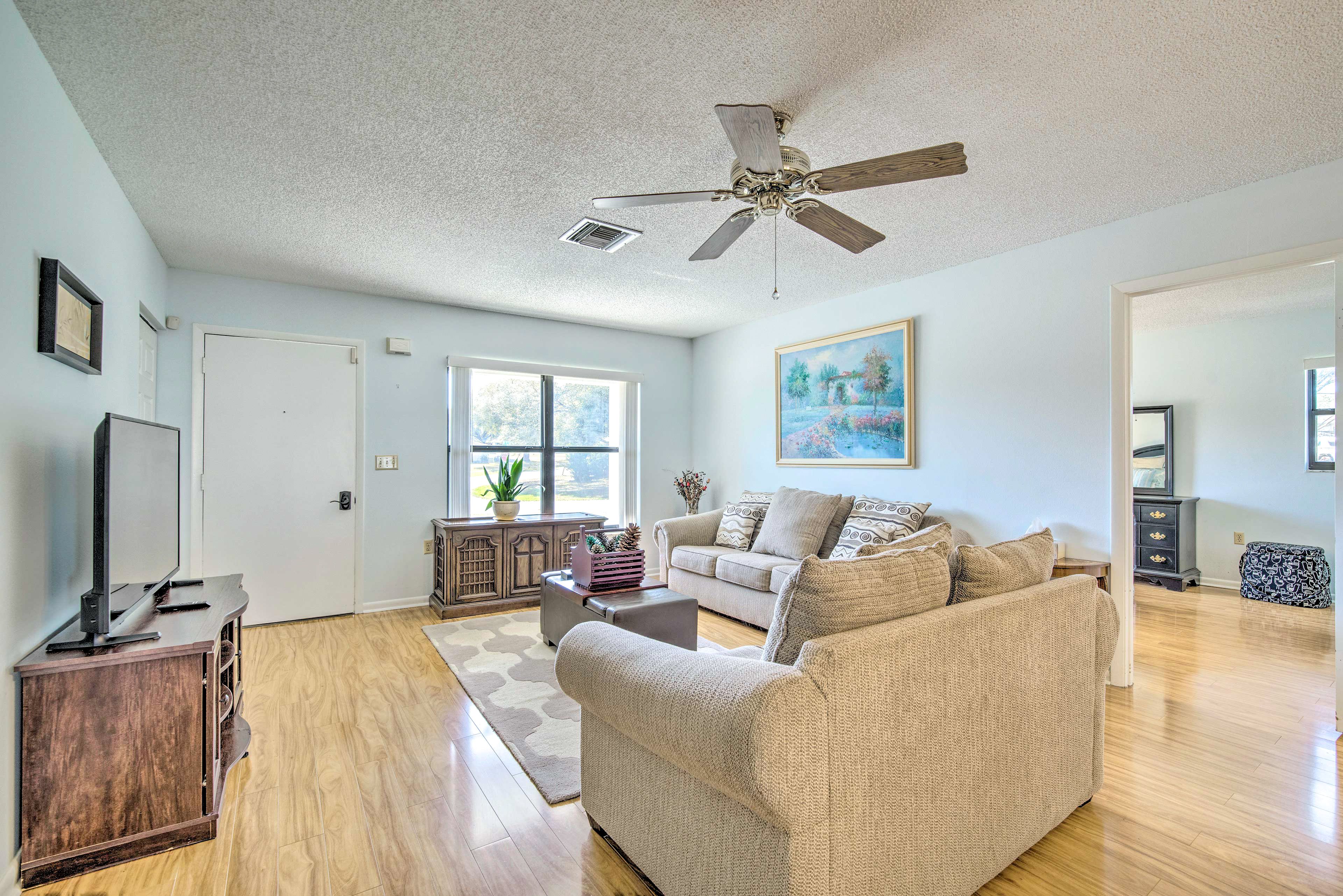 Living Room | Flat-Screen TV w/ Cable