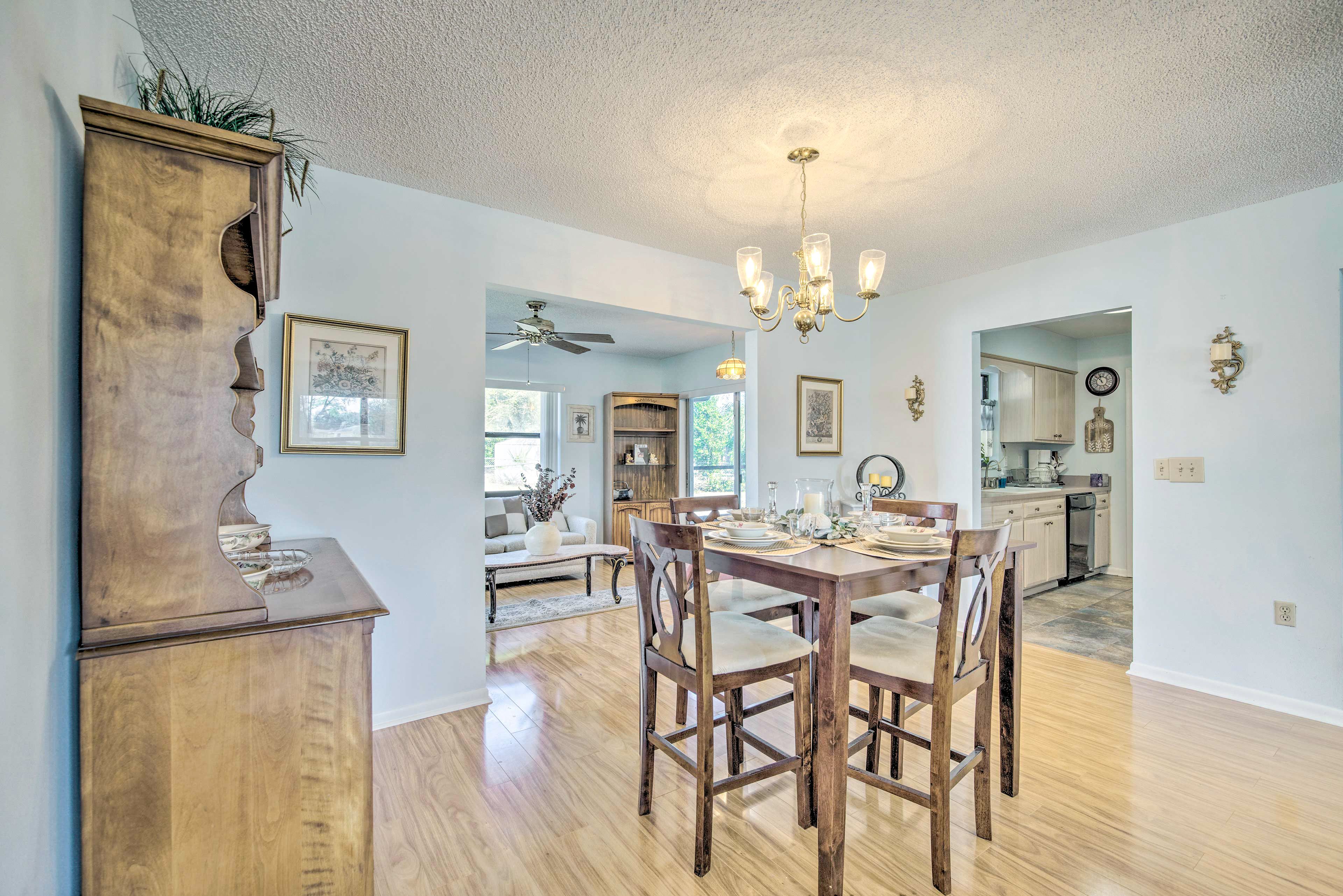 Dining Area | 4-Person Table