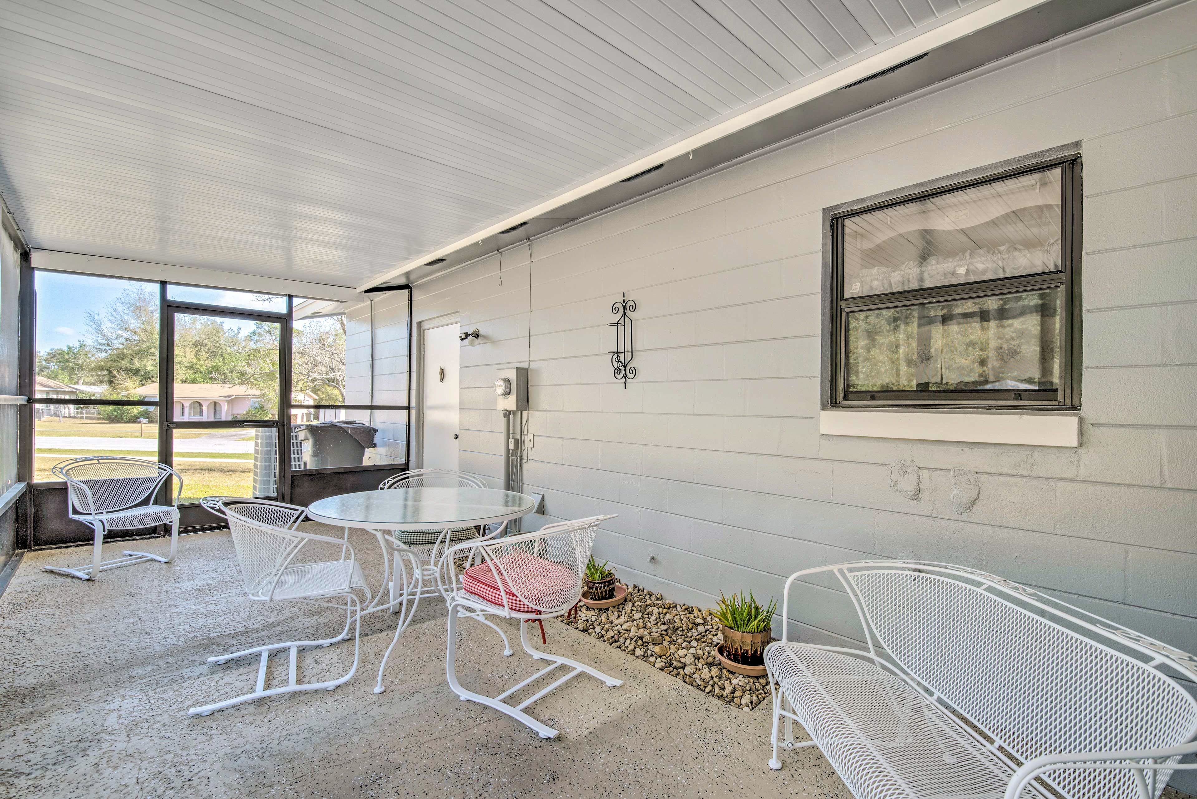 Screened Patio | Dining Area