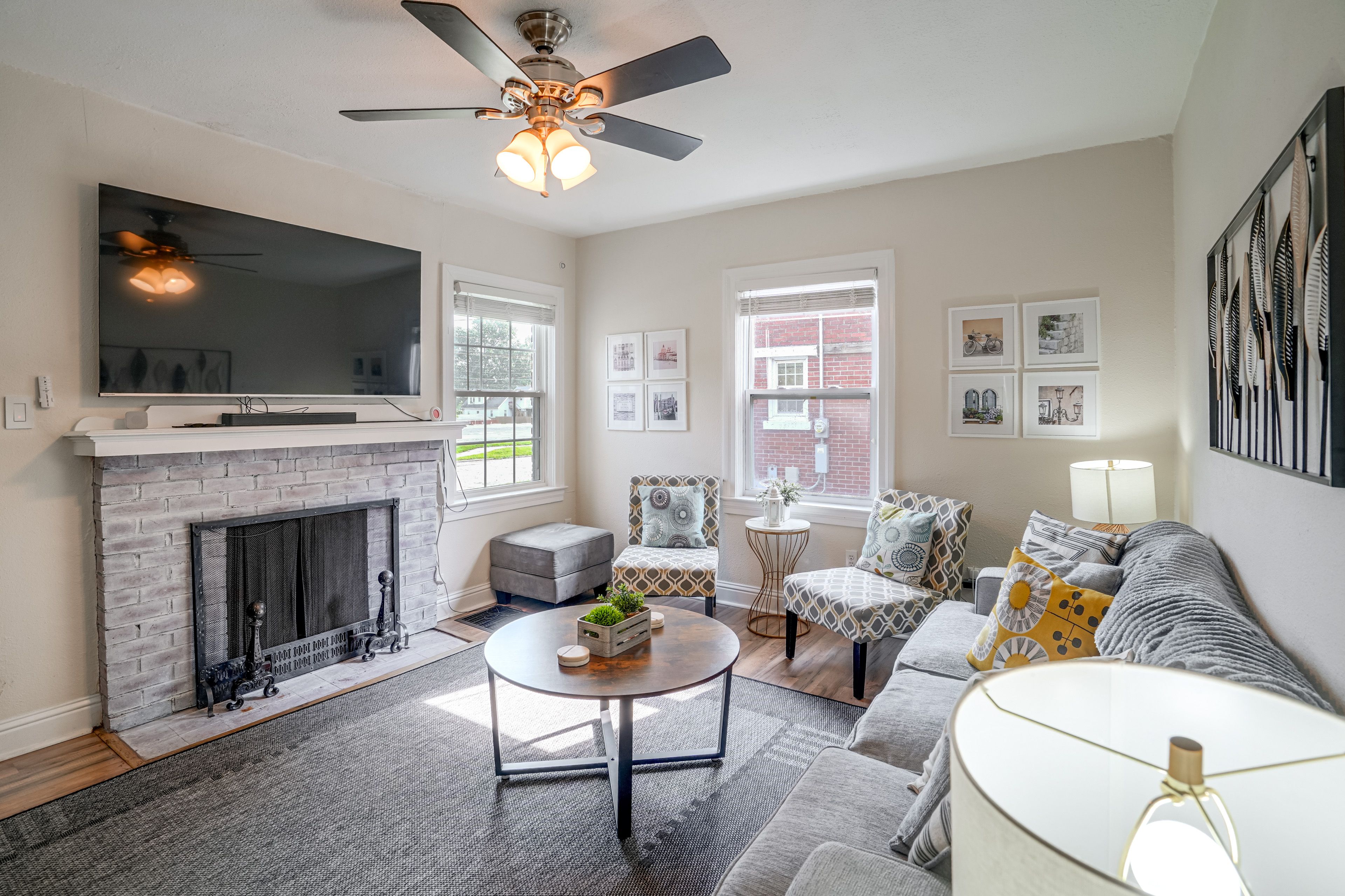Living Room | Free WiFi | Central Heating/Air Conditioning