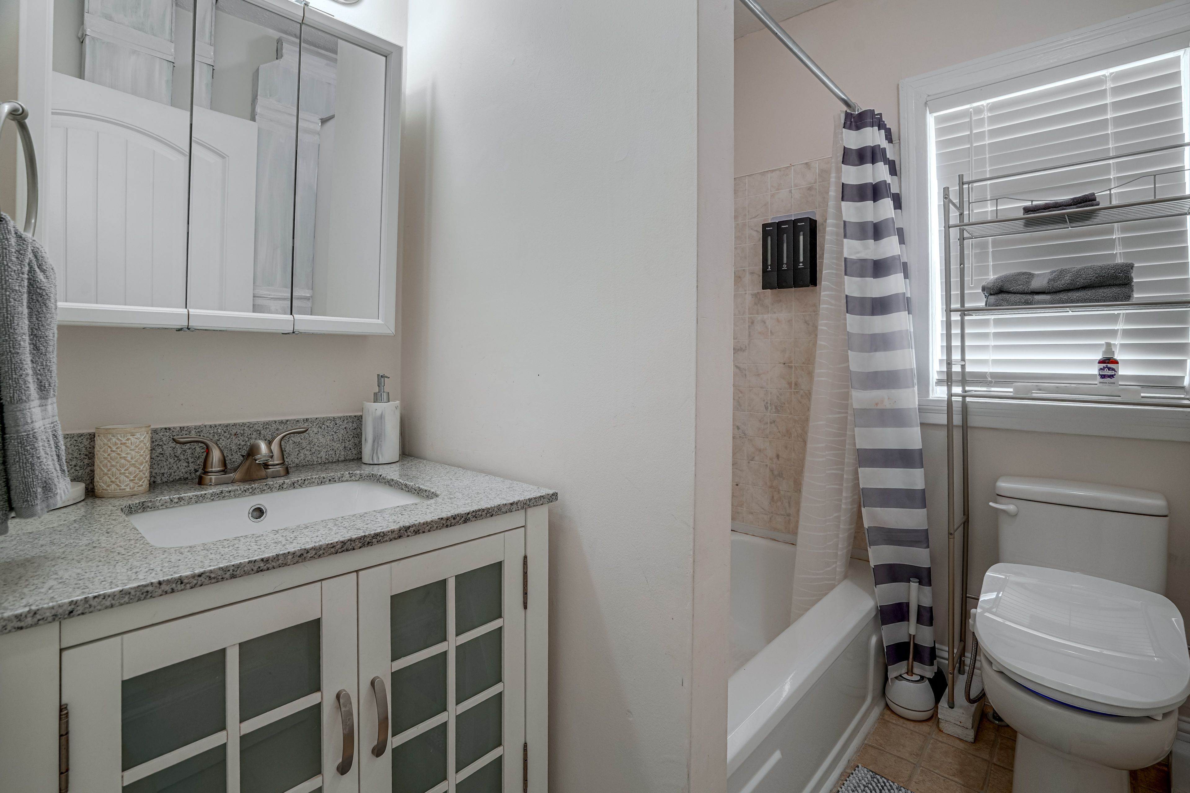 Full Bathroom | Towels Provided