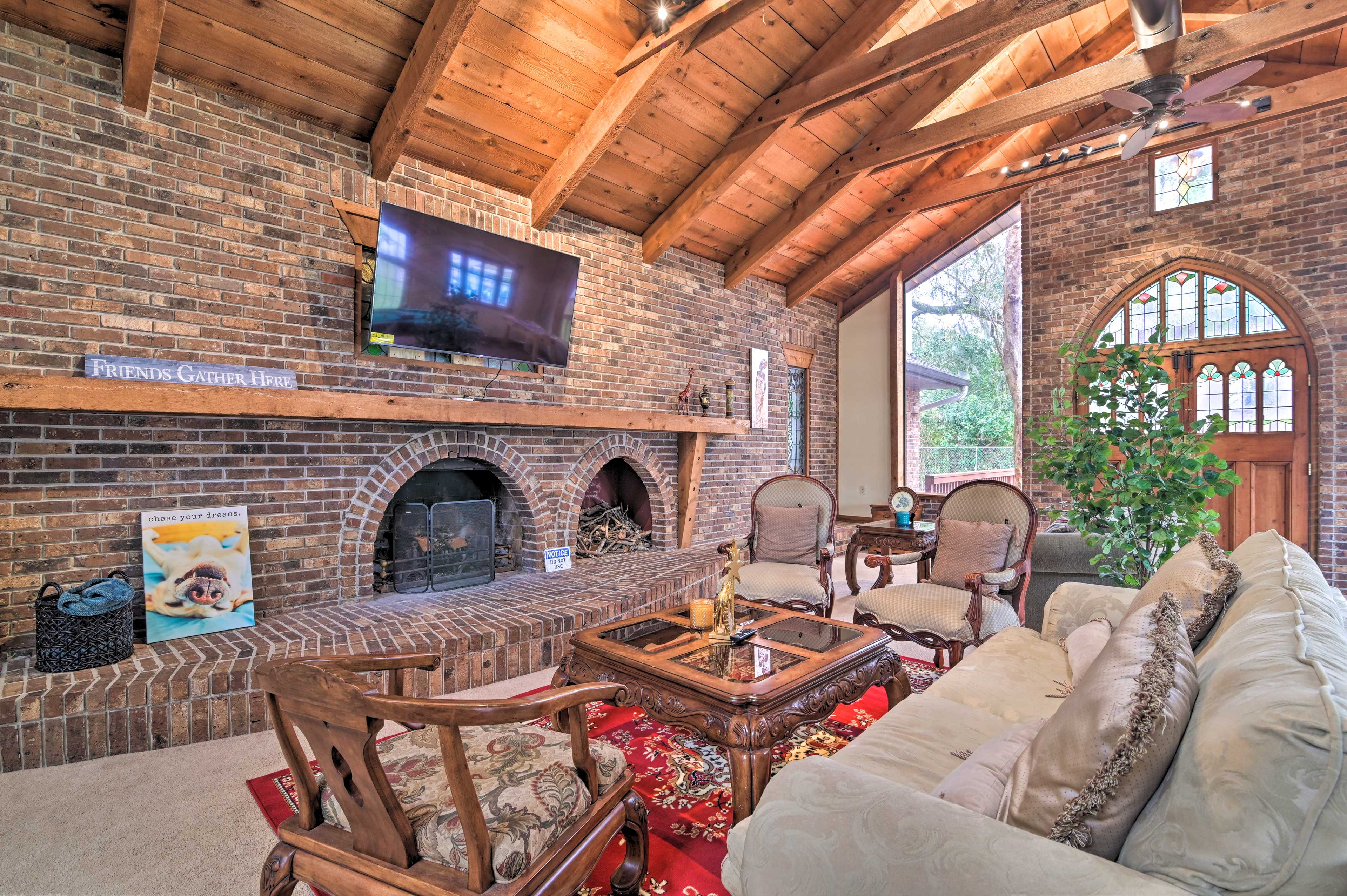 Living Room | Free WiFi | Central A/C