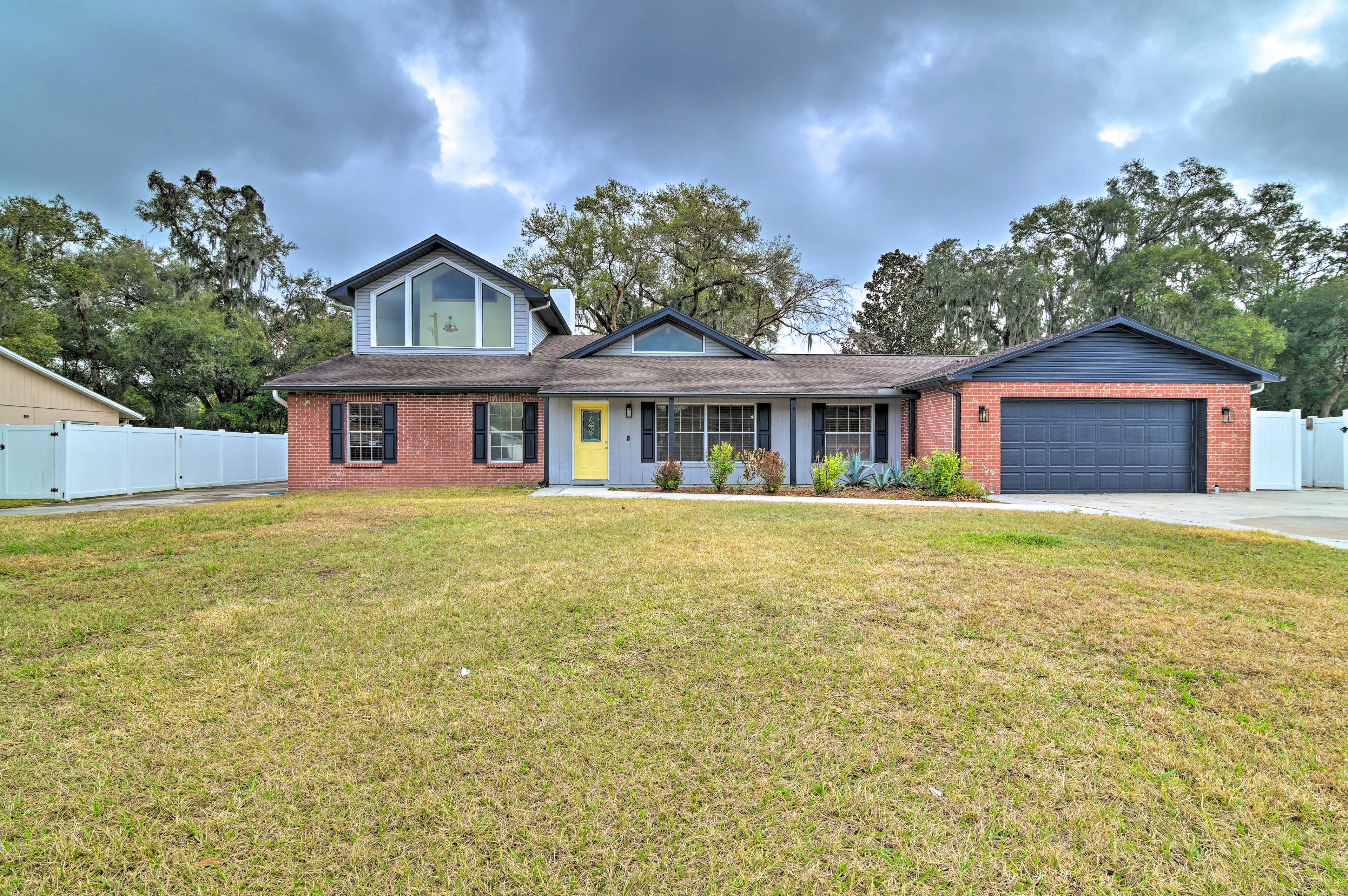 Exterior | Parking | Garage (2 Vehicles) | Driveway (6 Vehicles)