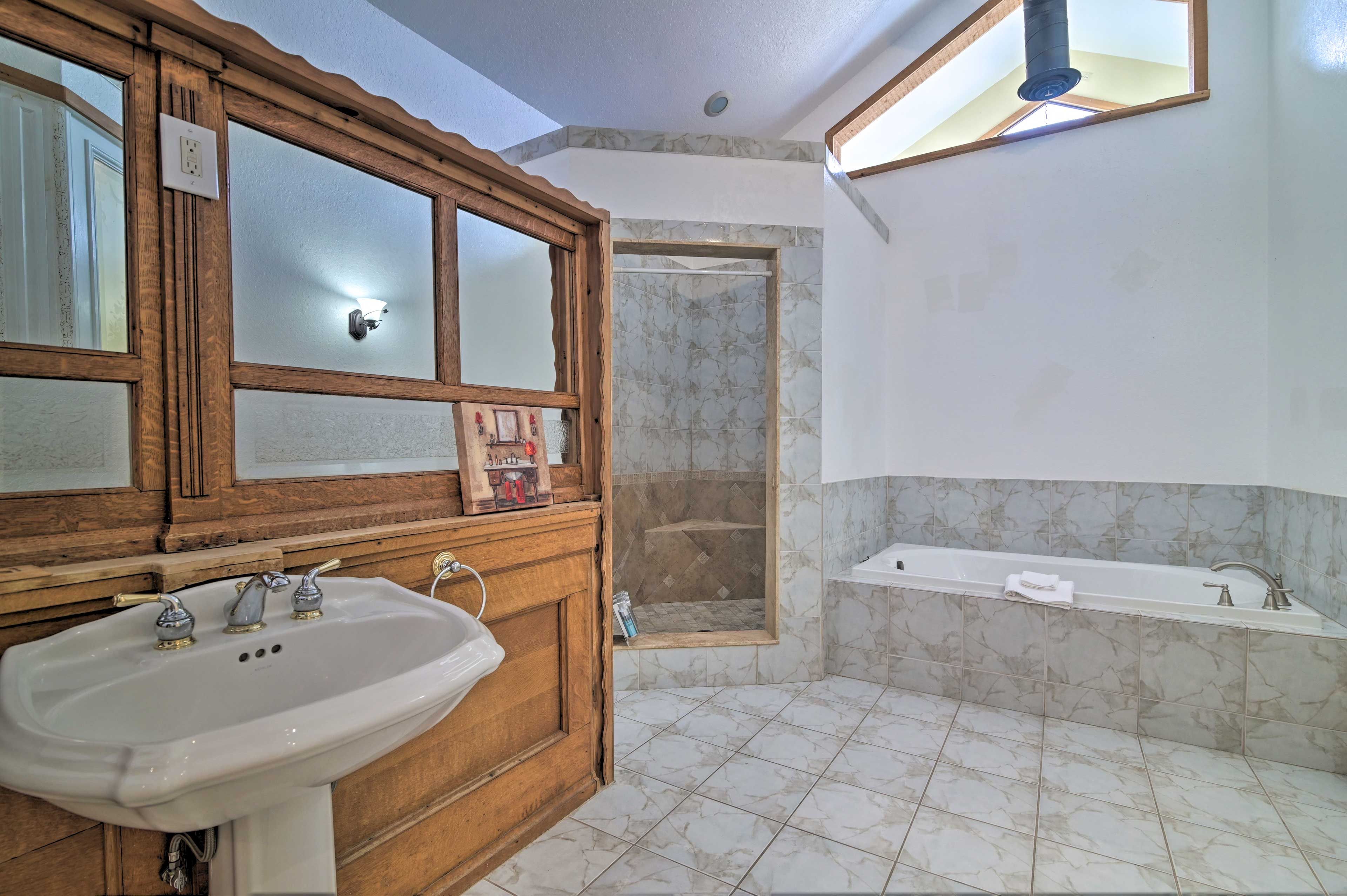 En-Suite Bathroom | Jetted Tub | Hair Dryer | Walk-In Closet