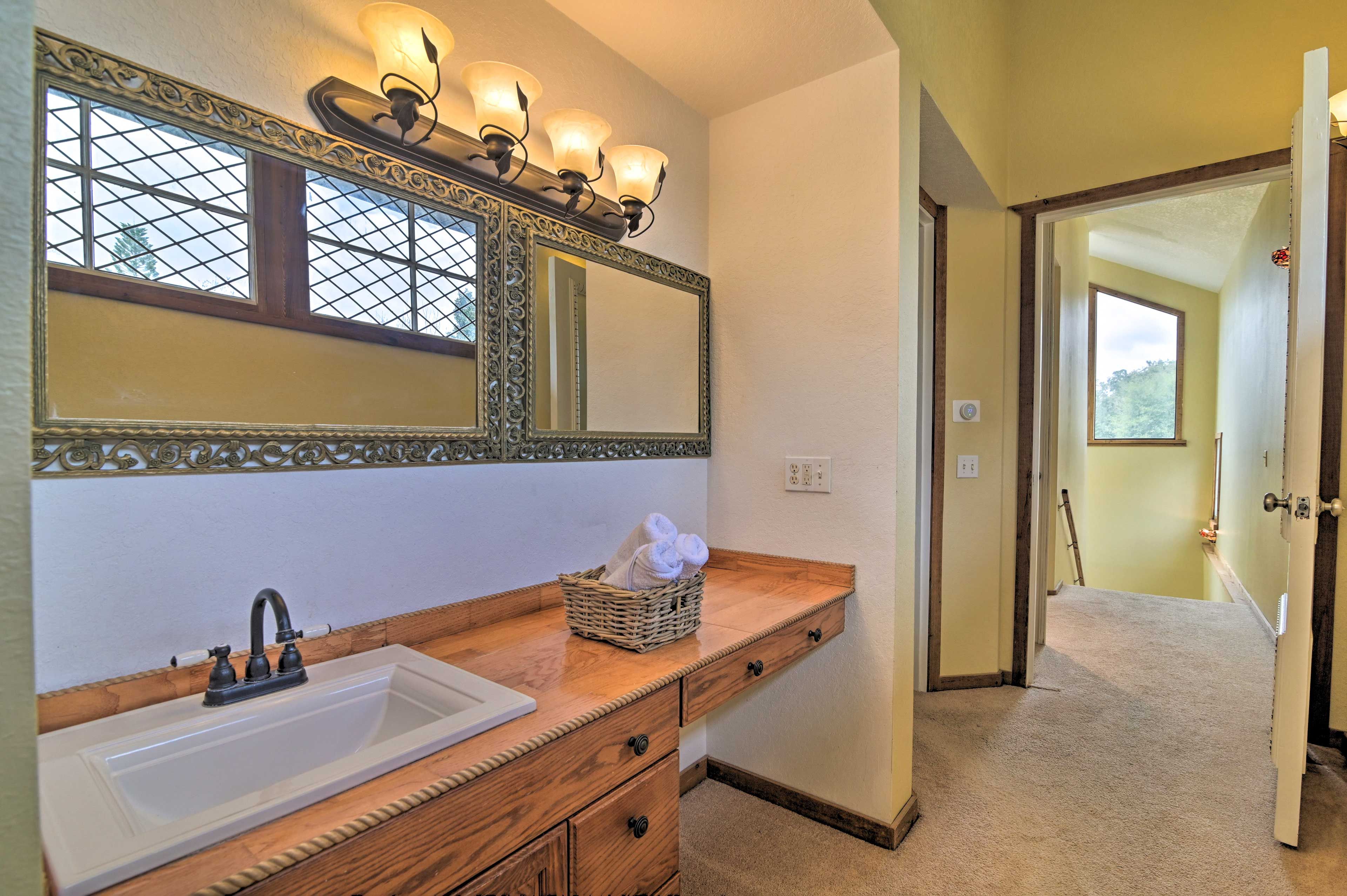 Bedroom 1 | En-Suite Bathroom | Towels Provided | Complimentary Toiletries