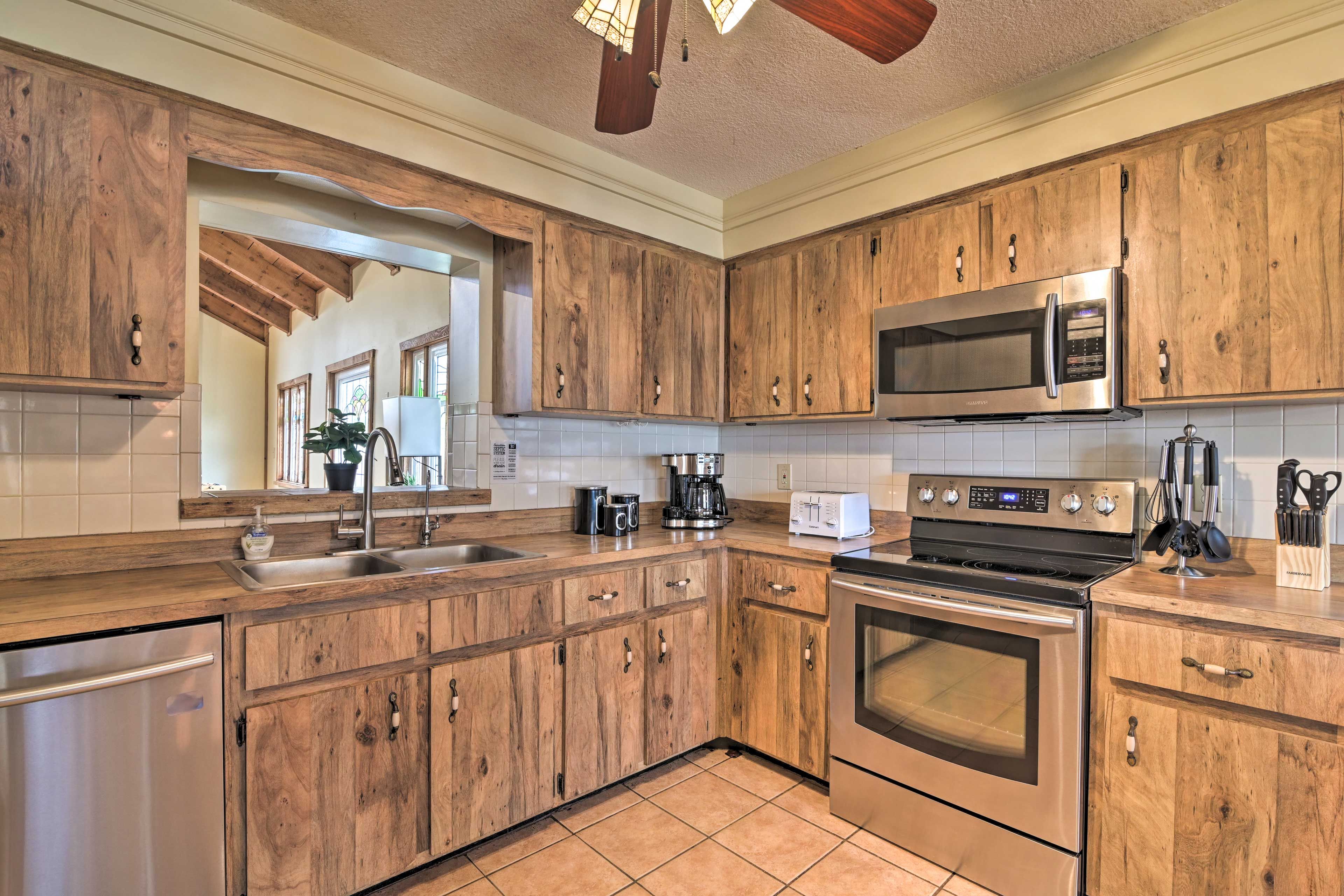 Kitchen | Paper Towels/Trash Bags Provided