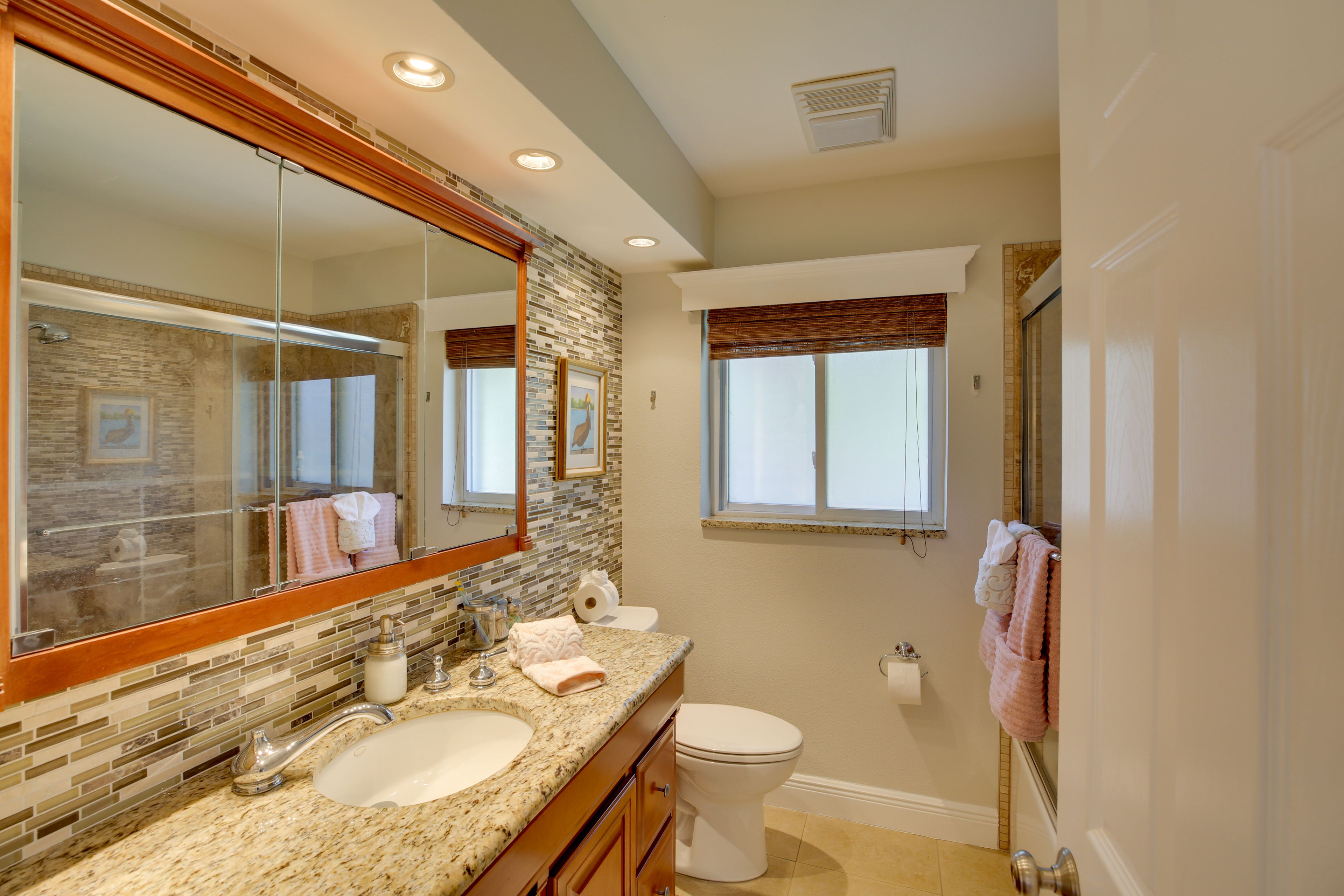 Full Bathroom | Main Level | Towels Provided