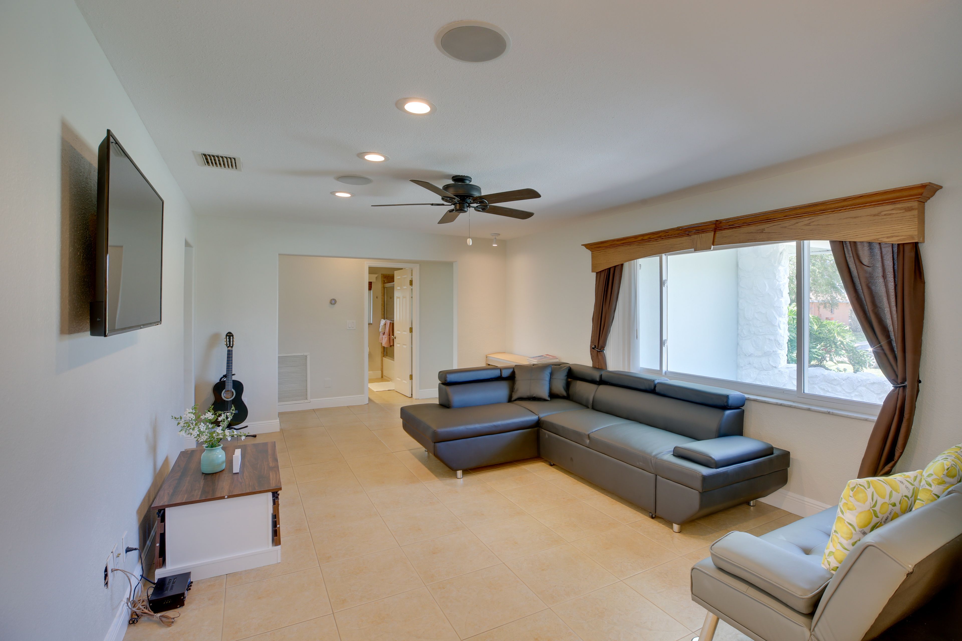 Living Room | Flat-Screen TV | Central A/C