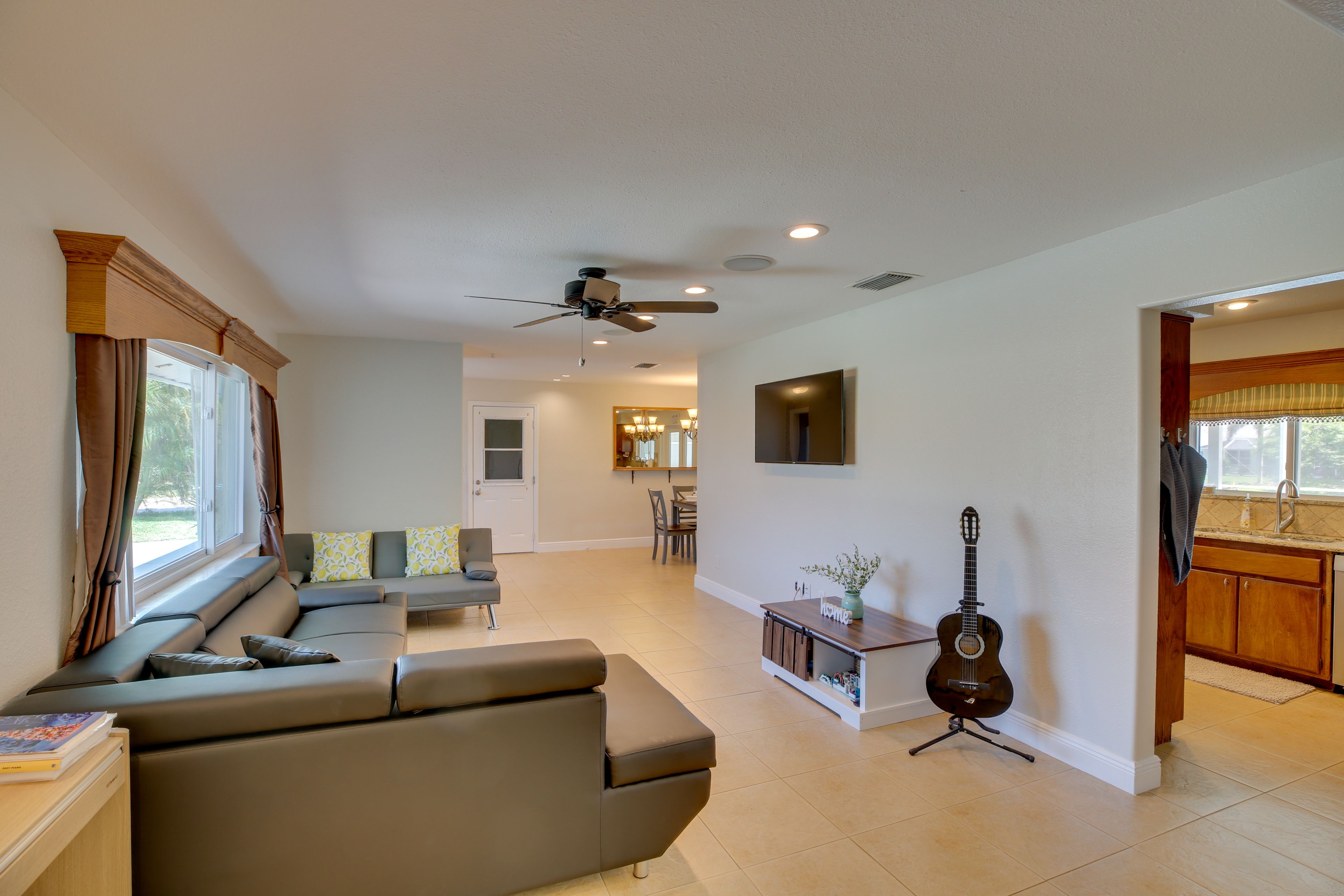 Living Room | Free WiFi (600 Mbps) | Futon | Piano