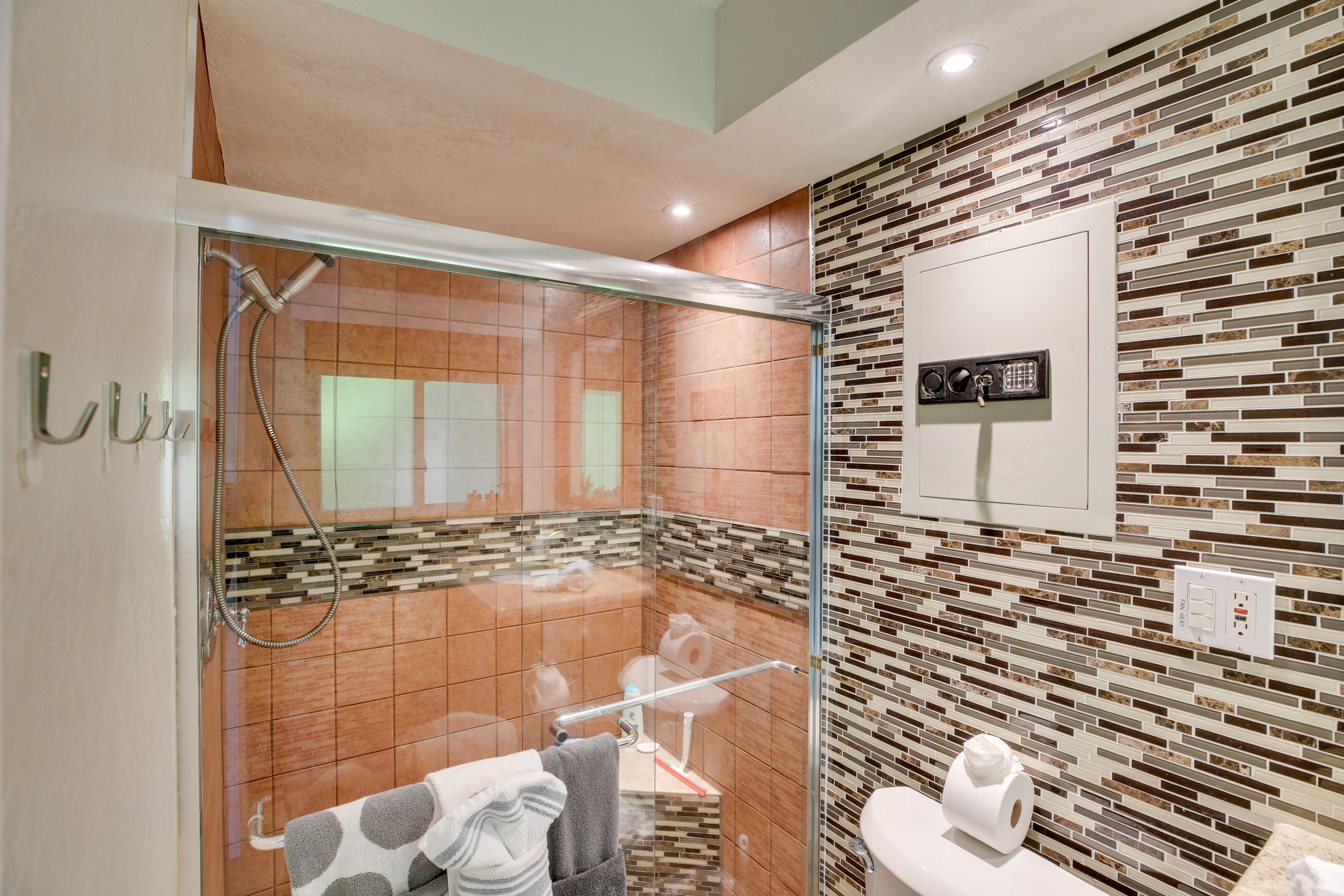Full Bathroom | Main Level | Hair Dryer
