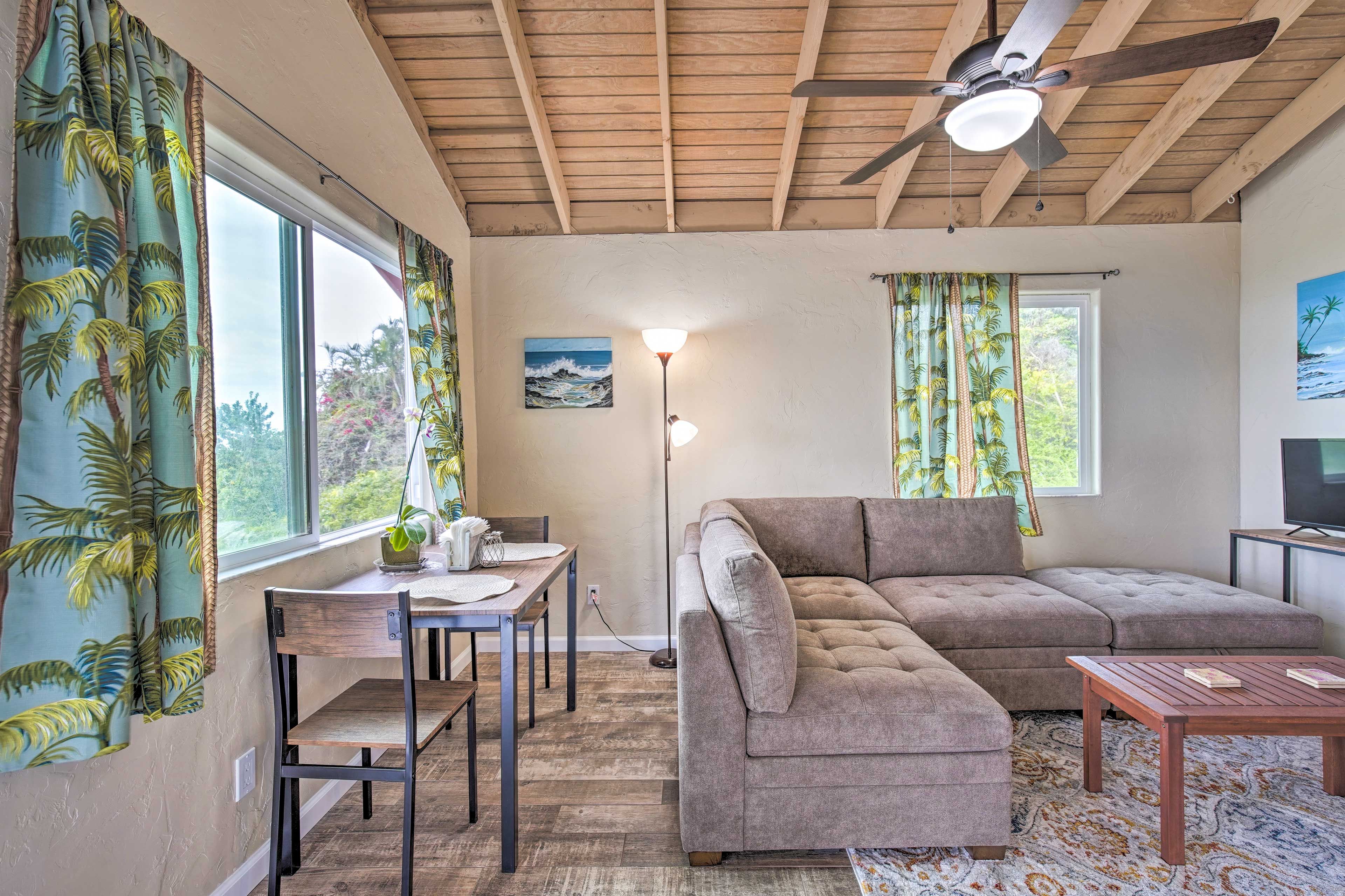 Dining Area | Dishes & Flatware Provided