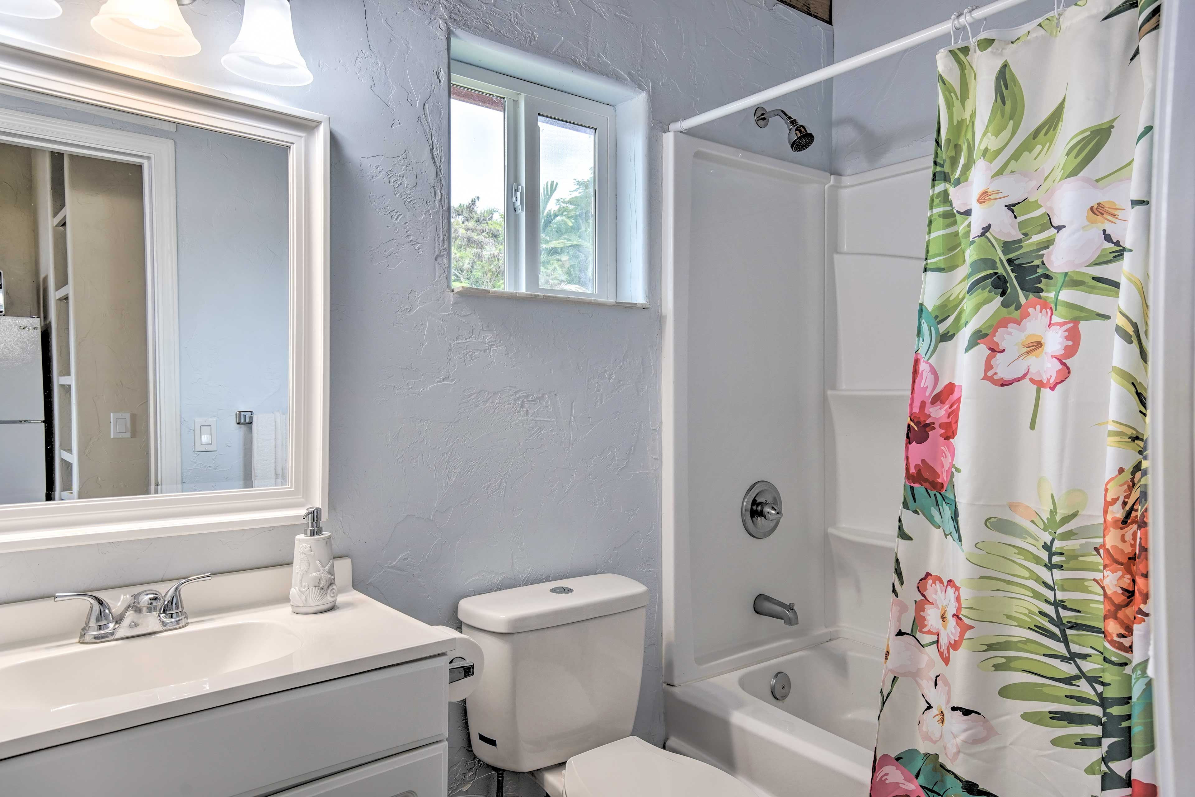 Full Bathroom | Towels Provided