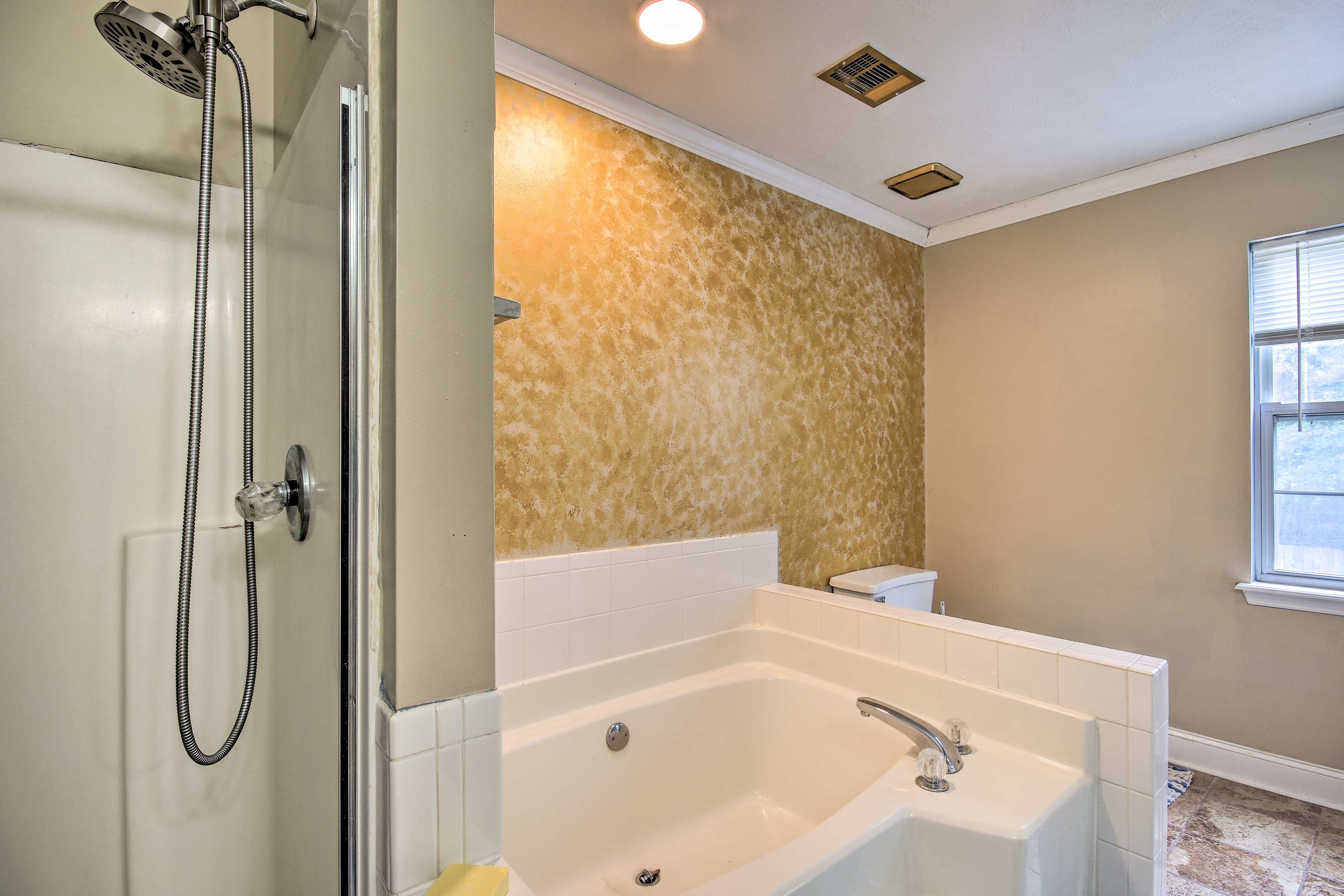 Full Bathroom | Towels Provided | Complimentary Toiletries