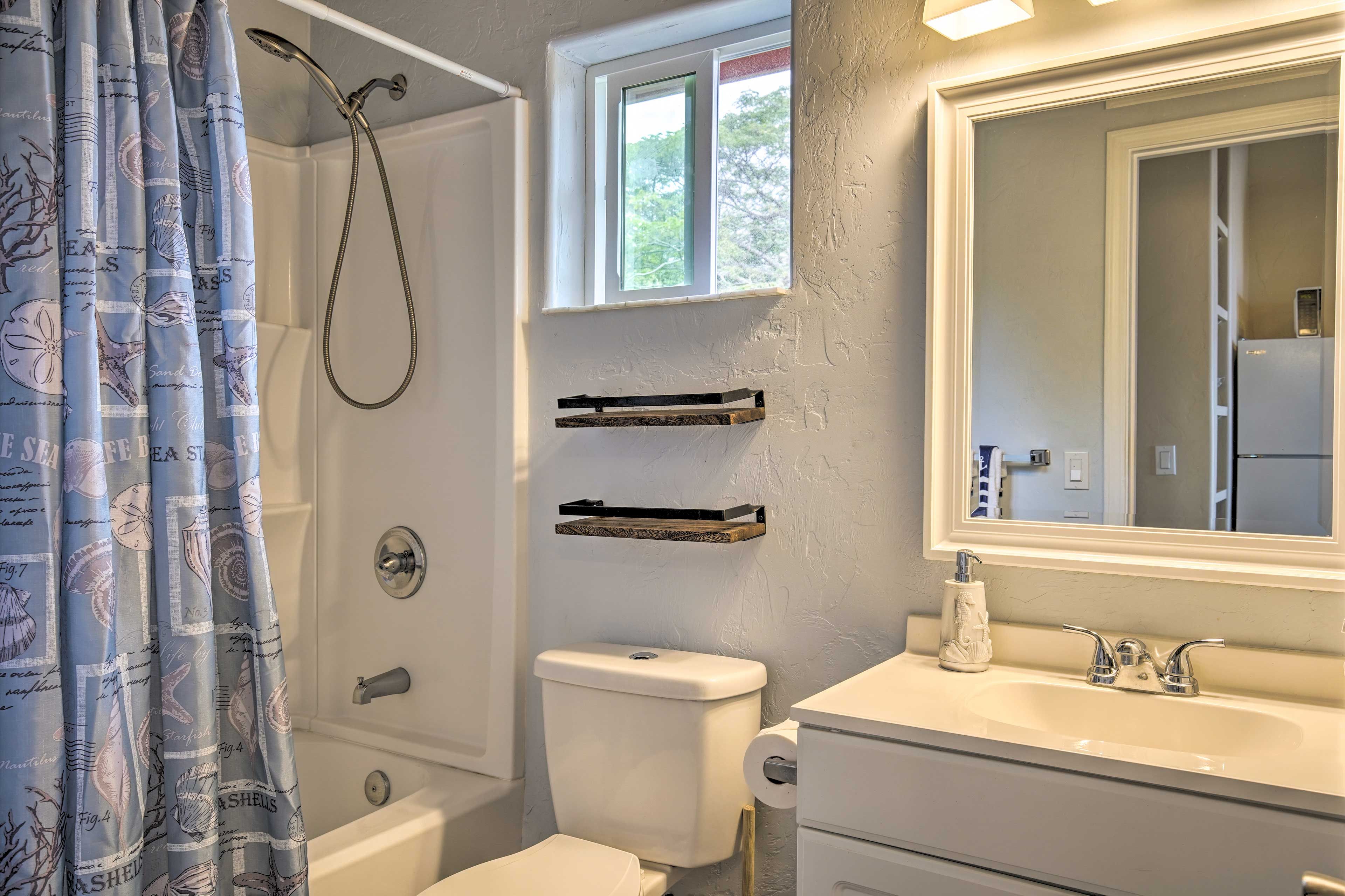 Full Bathroom | Towels Provided | Complimentary Toiletries