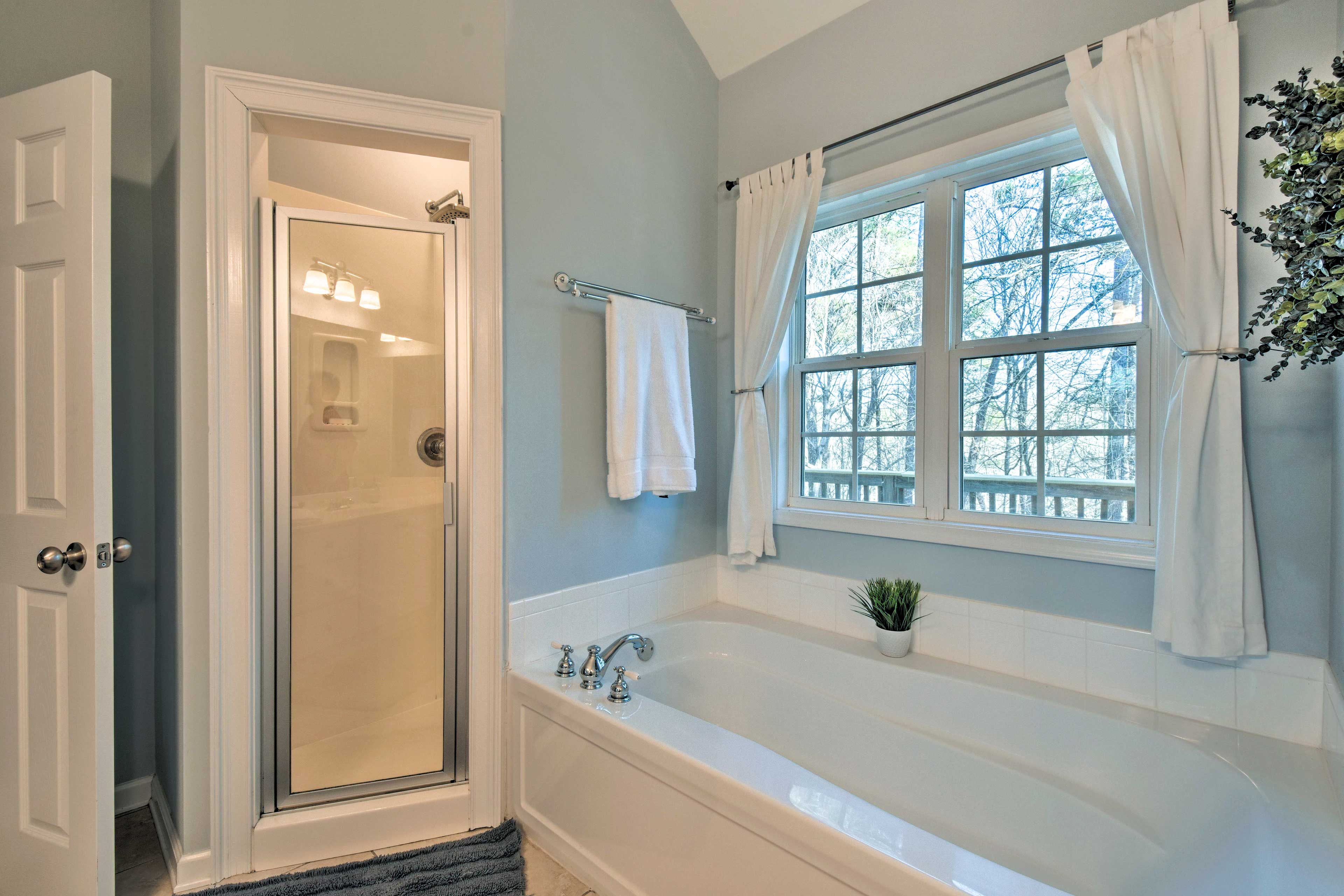 En-Suite Bathroom | Soaking Tub | Shampoo