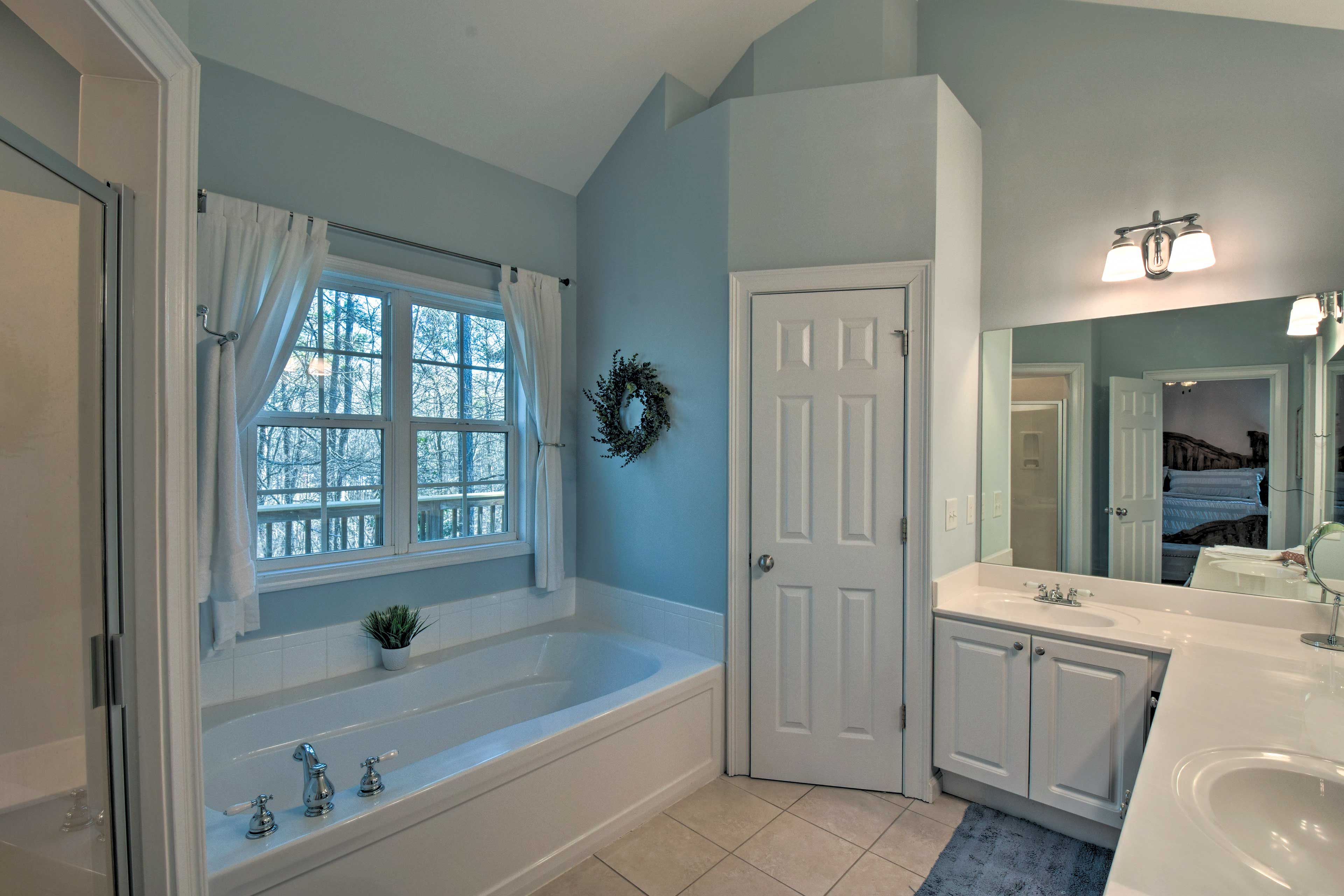 En-Suite Bathroom | Main Level | Complimentary Toiletries