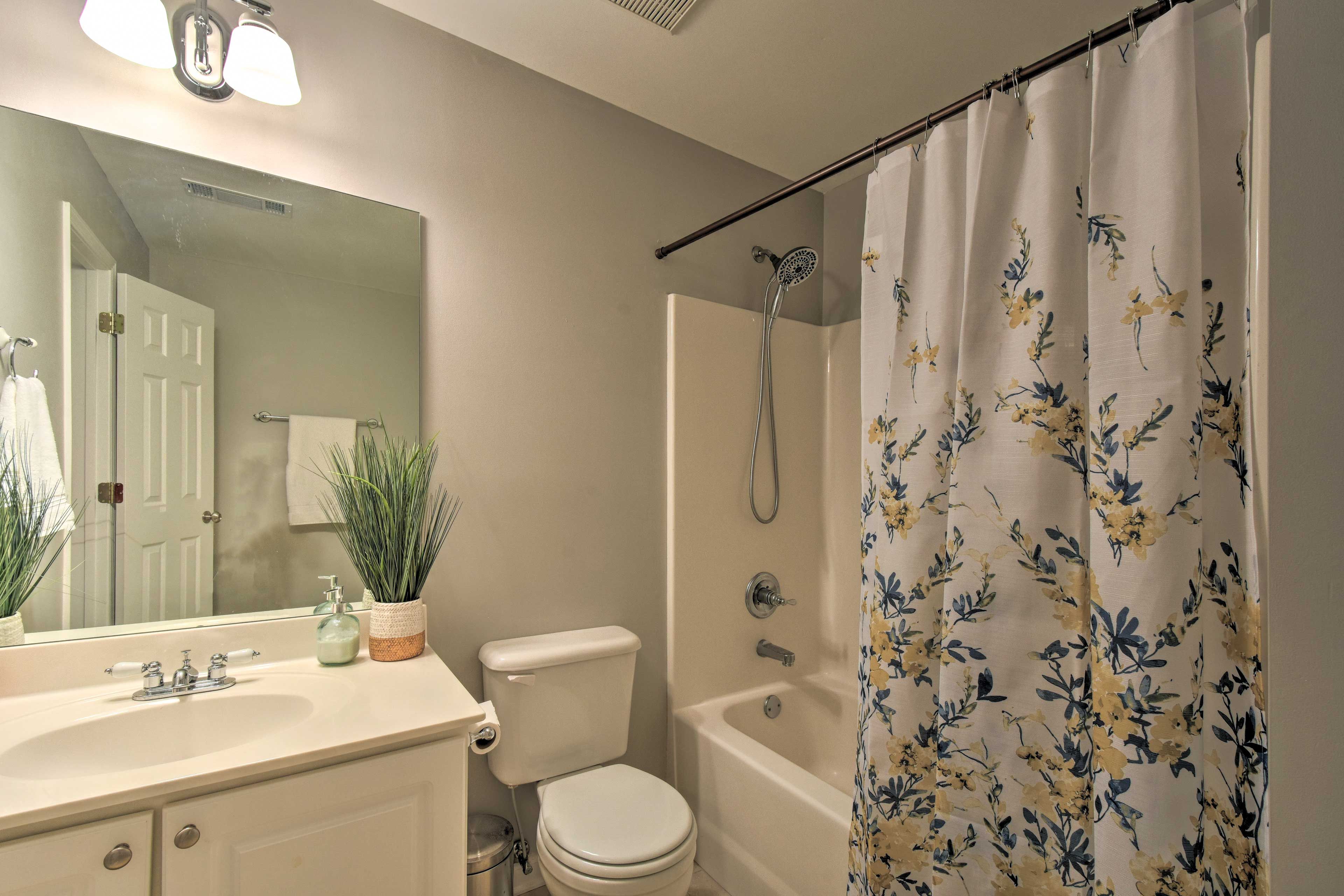 Full Bathroom | Lower Level | Towels Provided
