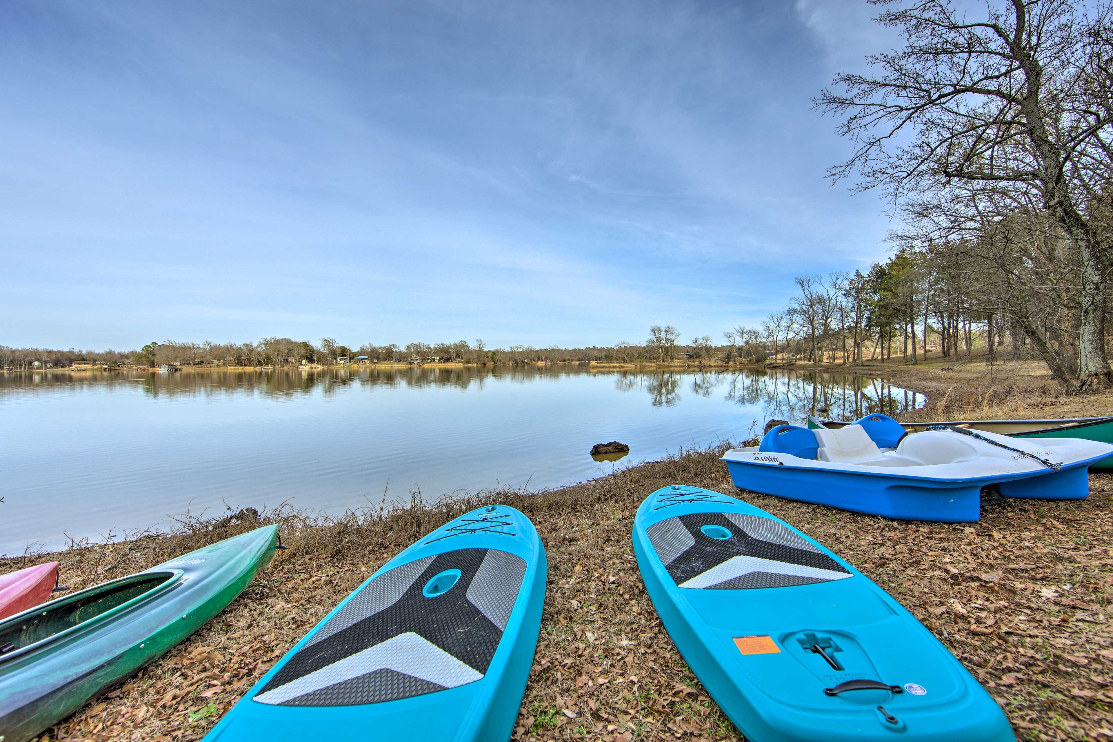 Exterior Space | 2 Kayaks, 1 Paddleboat, 2 Paddleboards & 1 Canoe Provided
