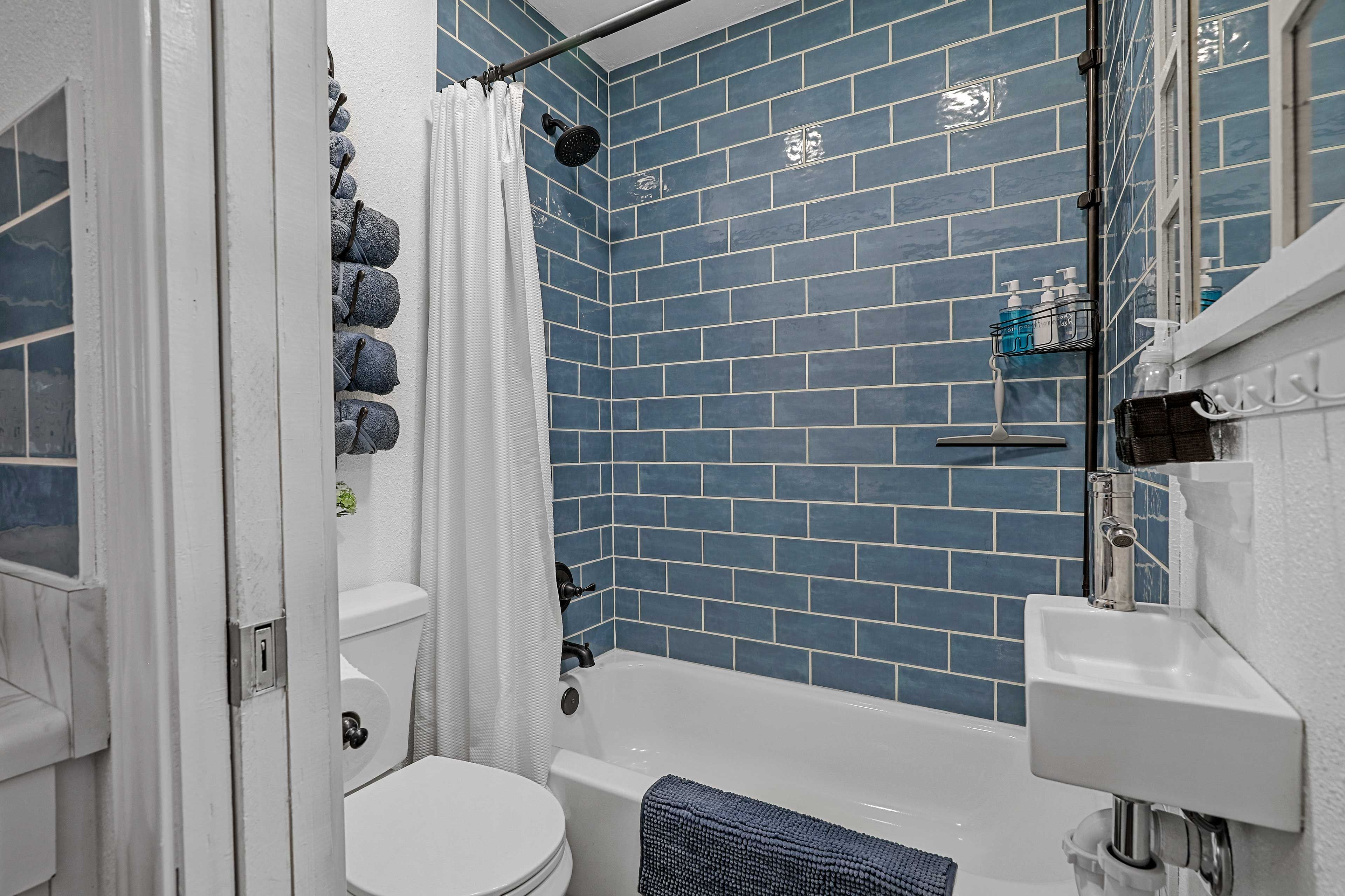 Full Bathroom | Linens/Towels Provided | Complimentary Toiletries