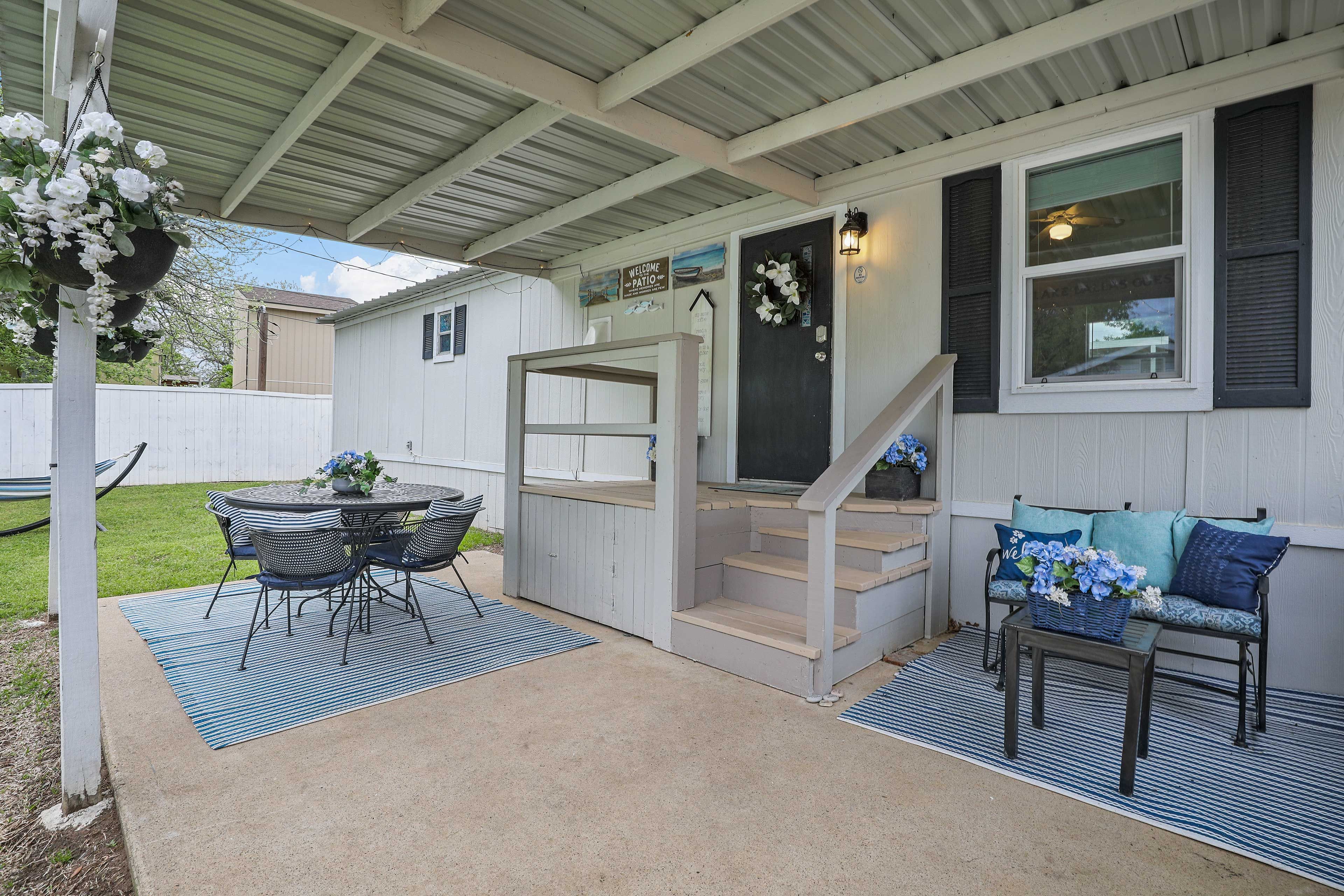 Lake Dallas Vacation Rental | 2BR | 2BA | 4 Entry Steps | 850 Sq Ft