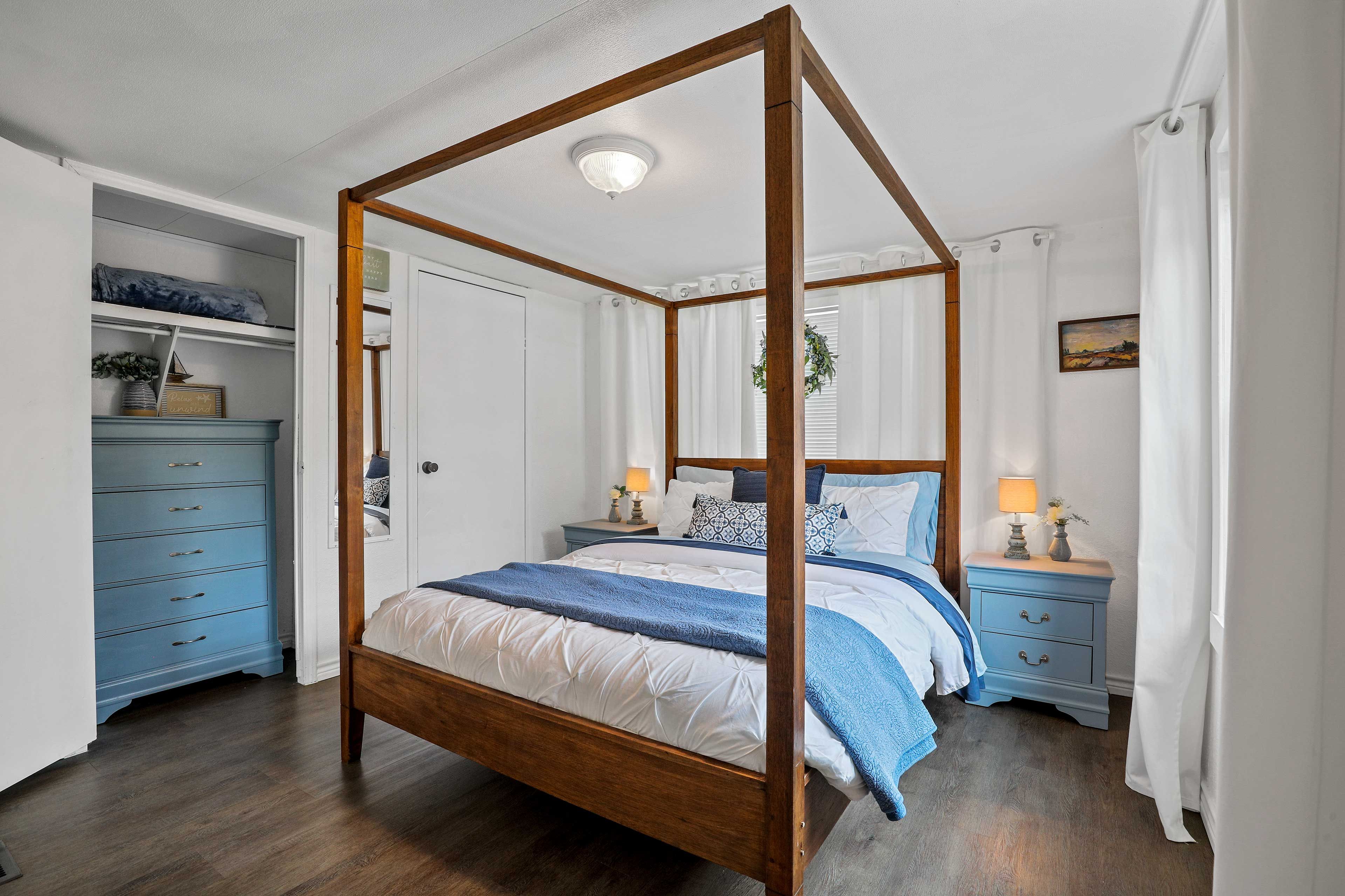 Bedroom 1 | Queen Bed