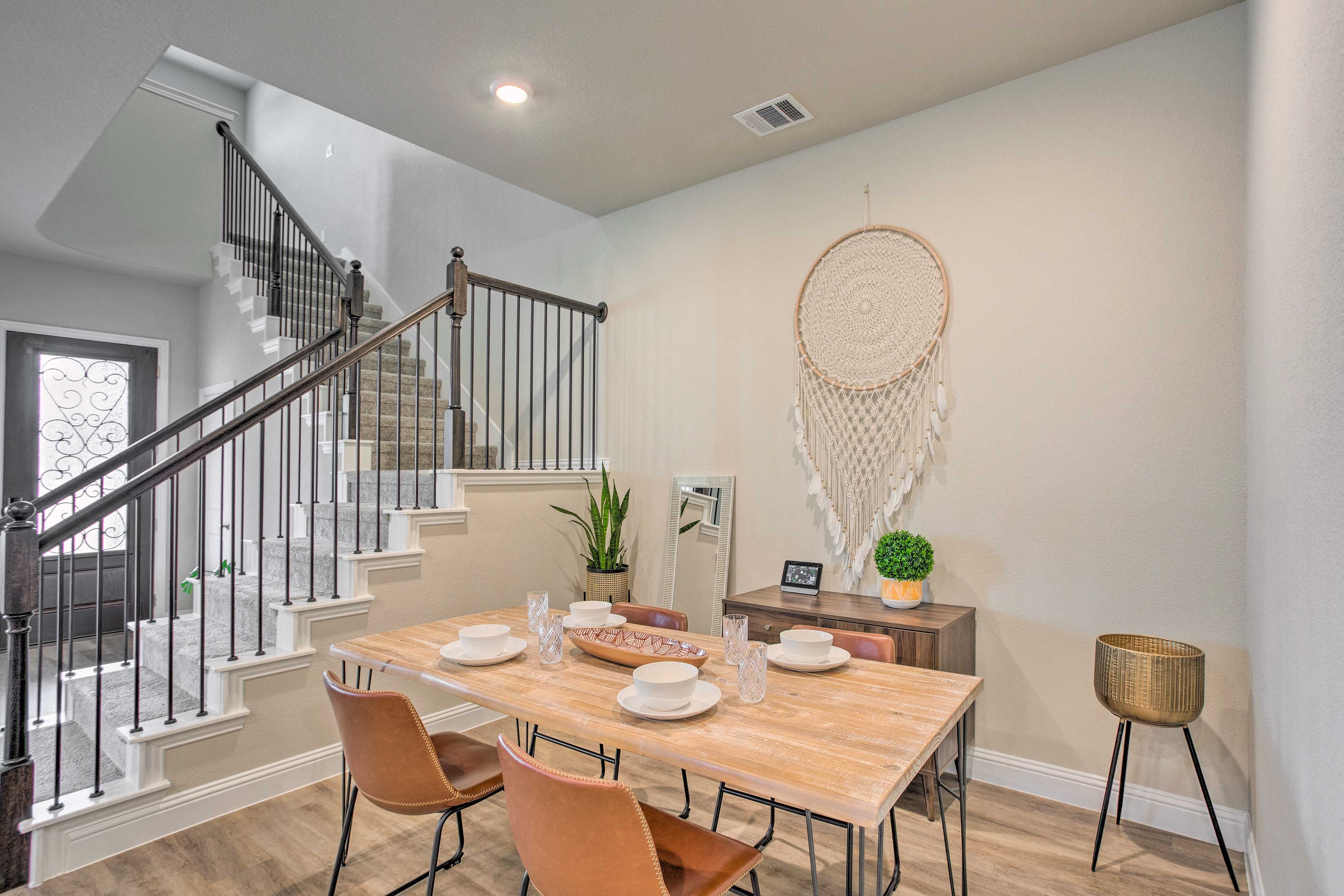 Dining Area | Dishware & Flatware Provided