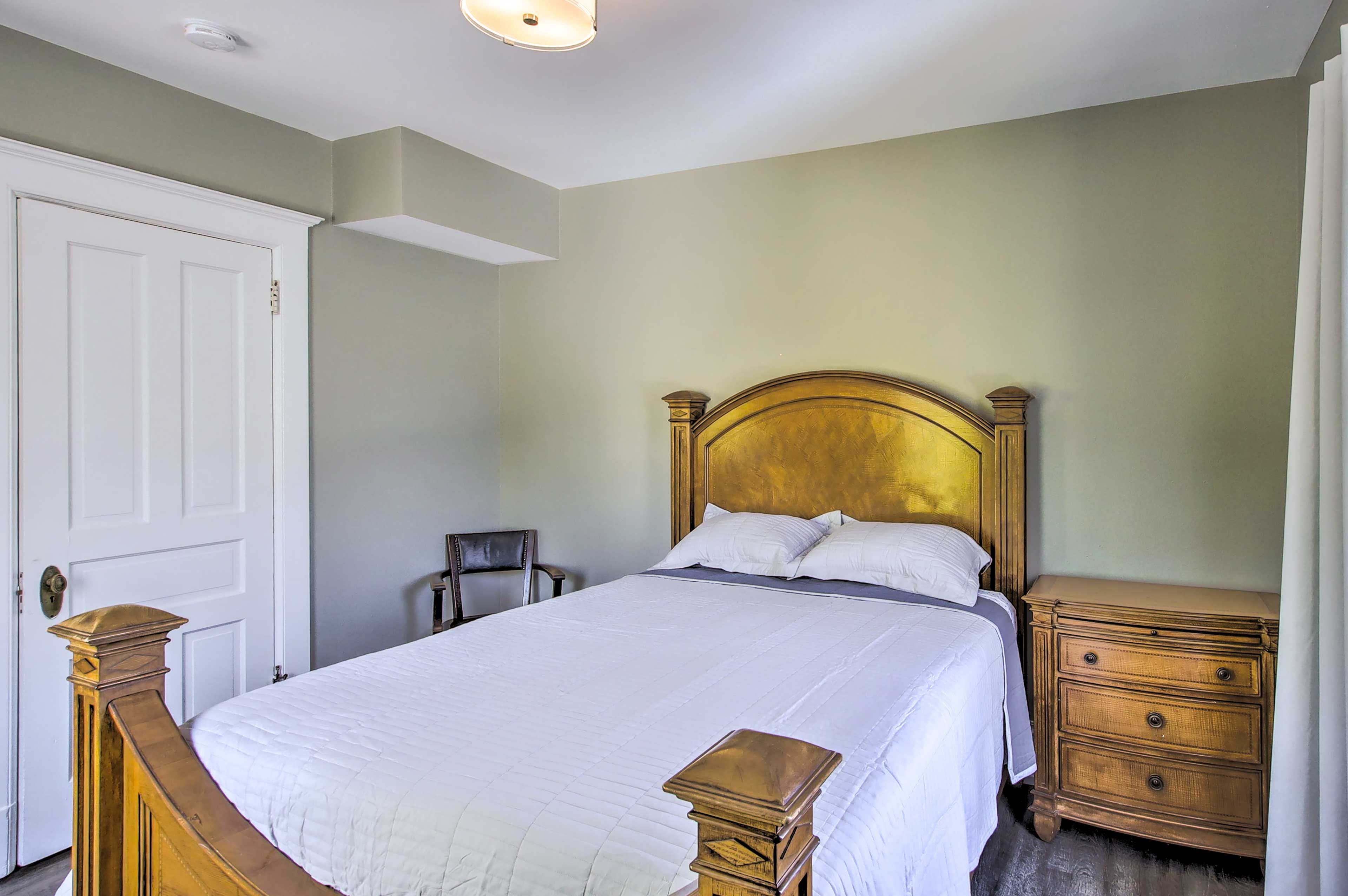 Bedroom | Queen Bed