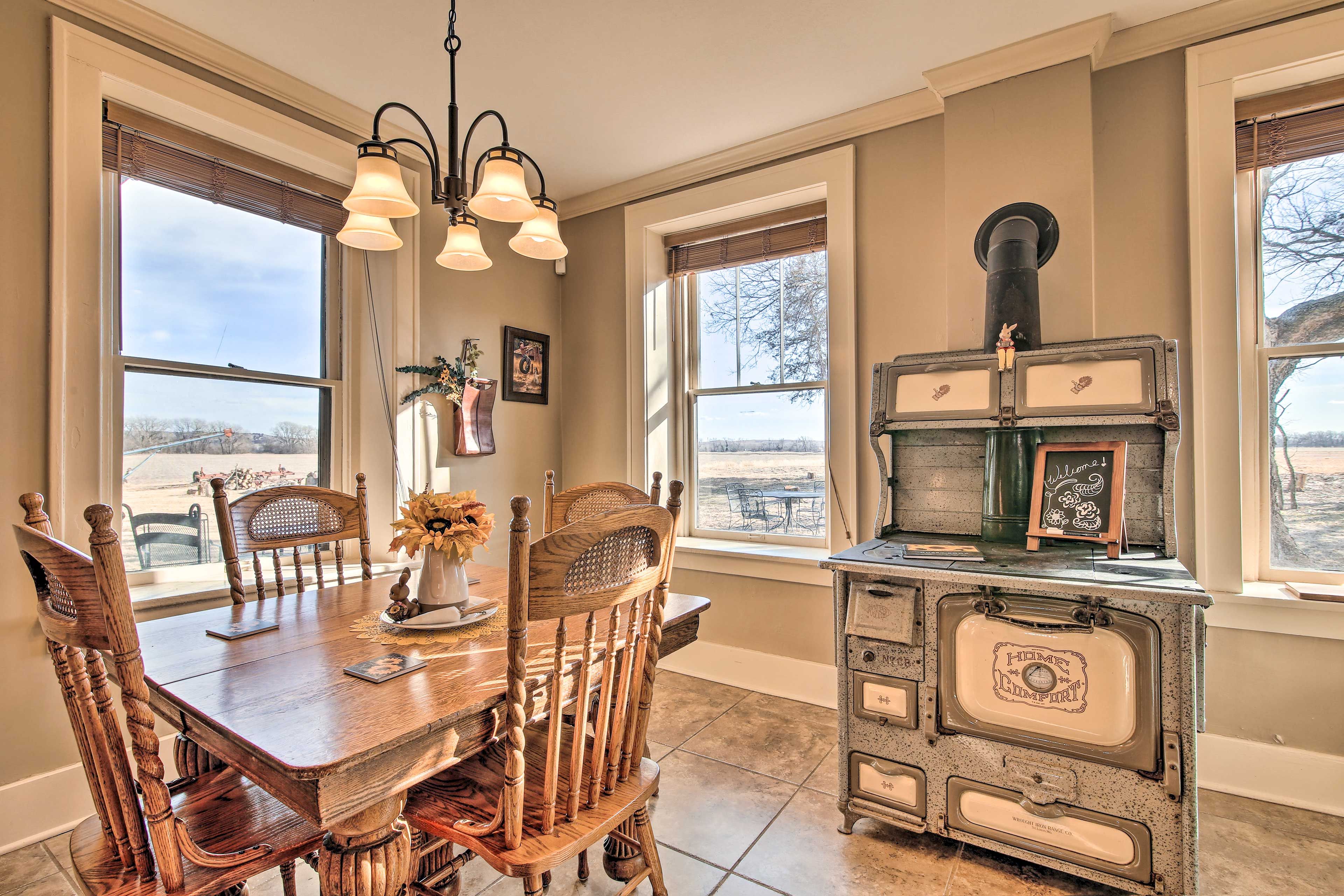 Additional Dining Area | 4-Person Table